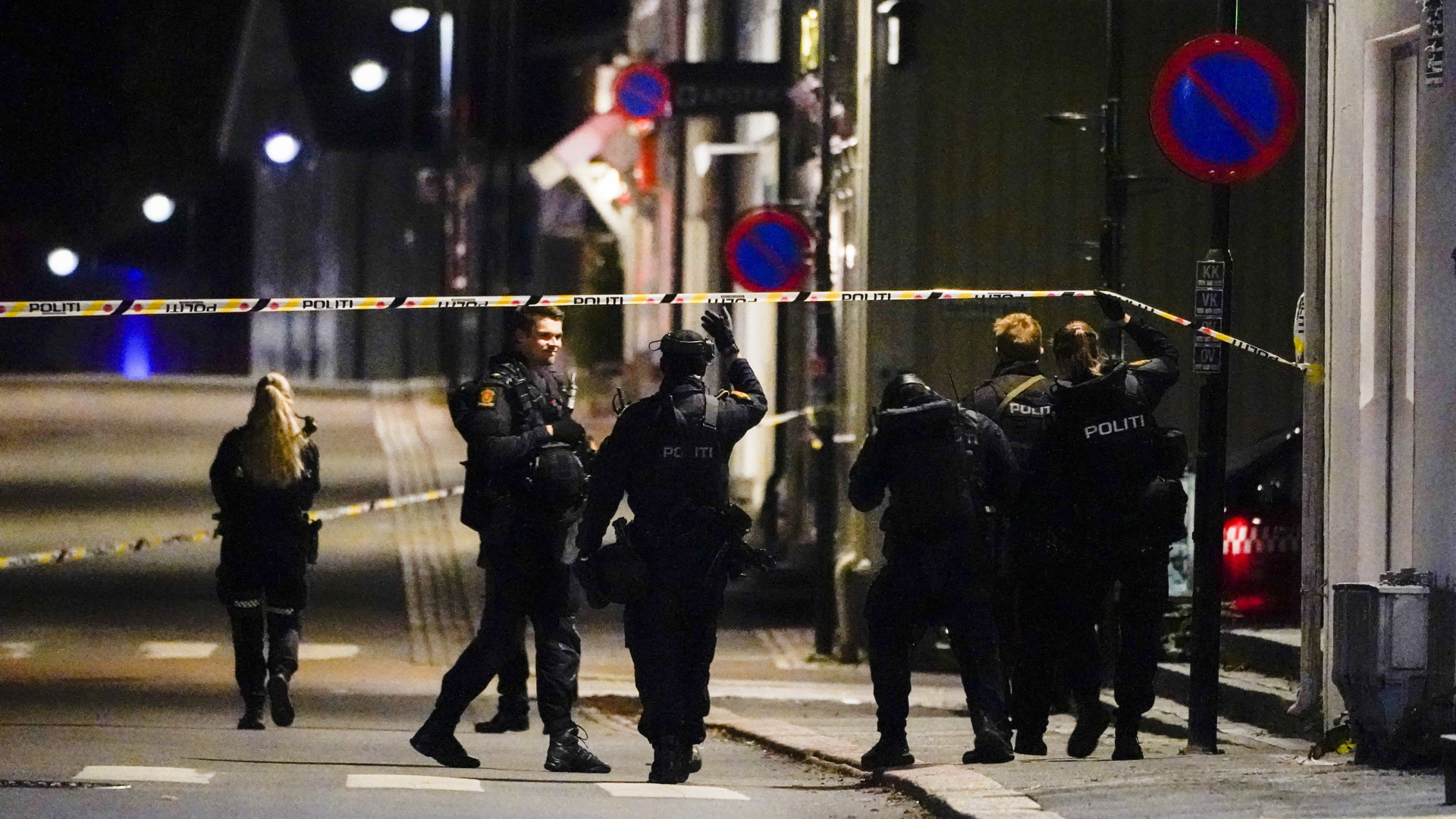 Polizeibeamte sperren eine Straße in Kongsberg ab | AP