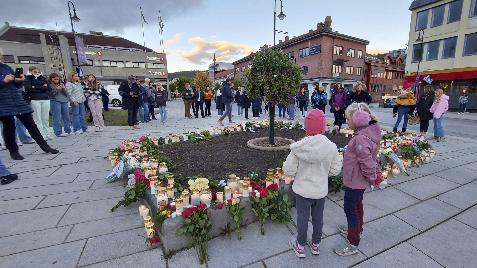 Menschen legen nach dem Attentat von Kongsberg mit fünf Toten Blumen nieder. | AP
