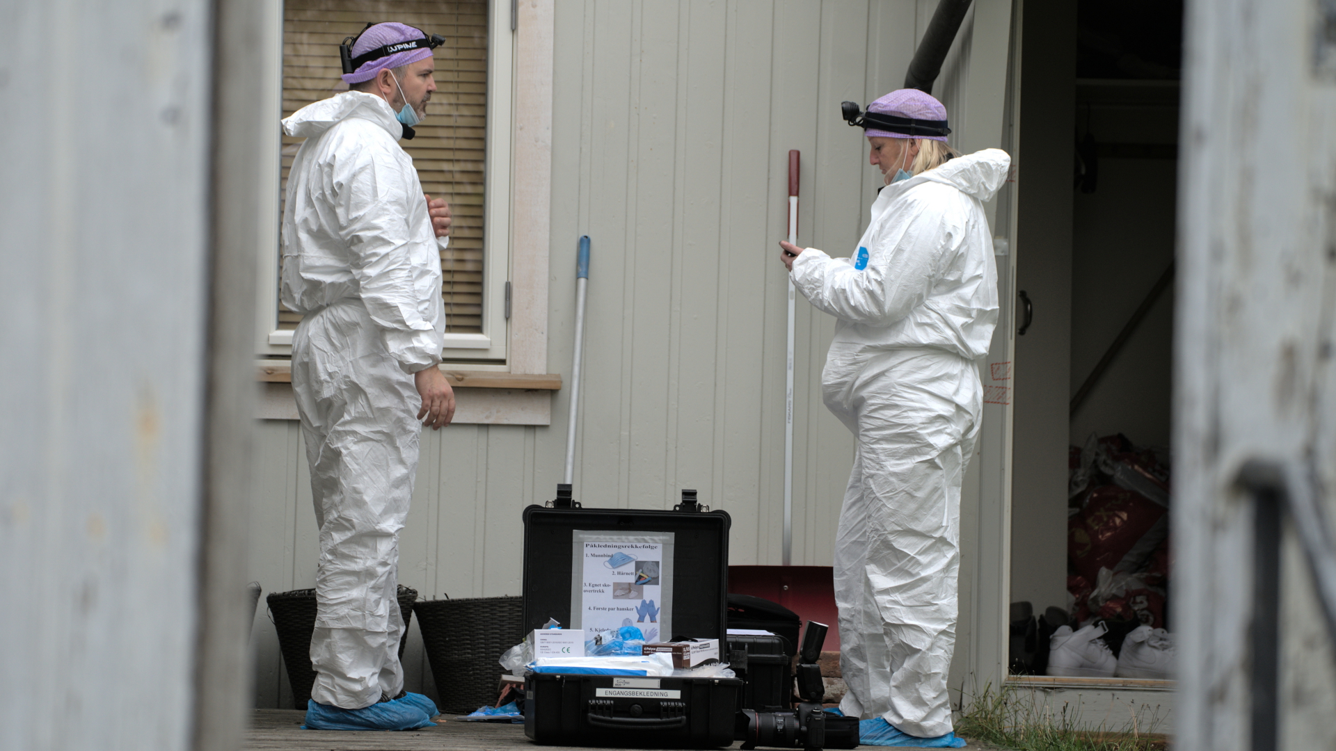 Ermittler stehen vor der Wohnung des Verdächtigen in Kongsberg. | via REUTERS