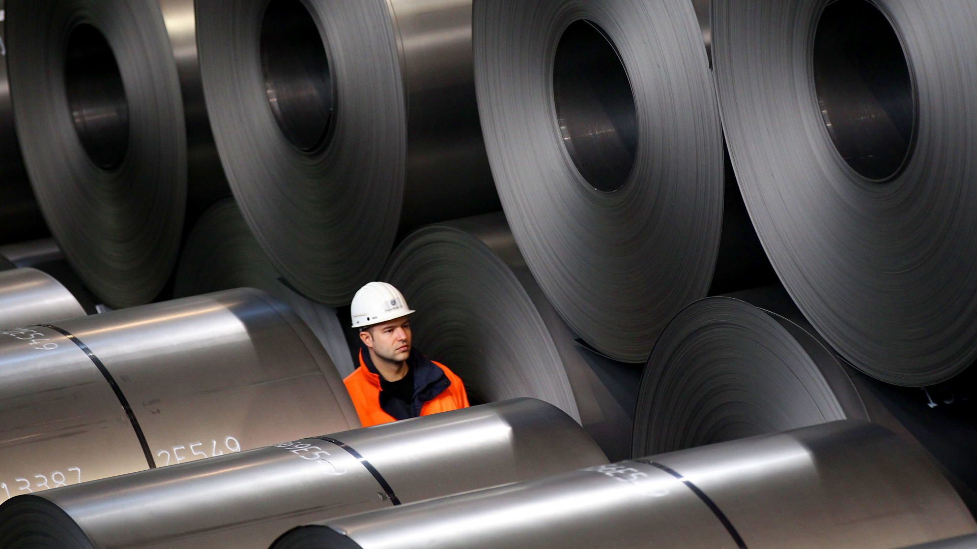 Mitarbeiter von Thyssenkrupp im Stahlwerk in Duisburg | Bildquelle: dpa