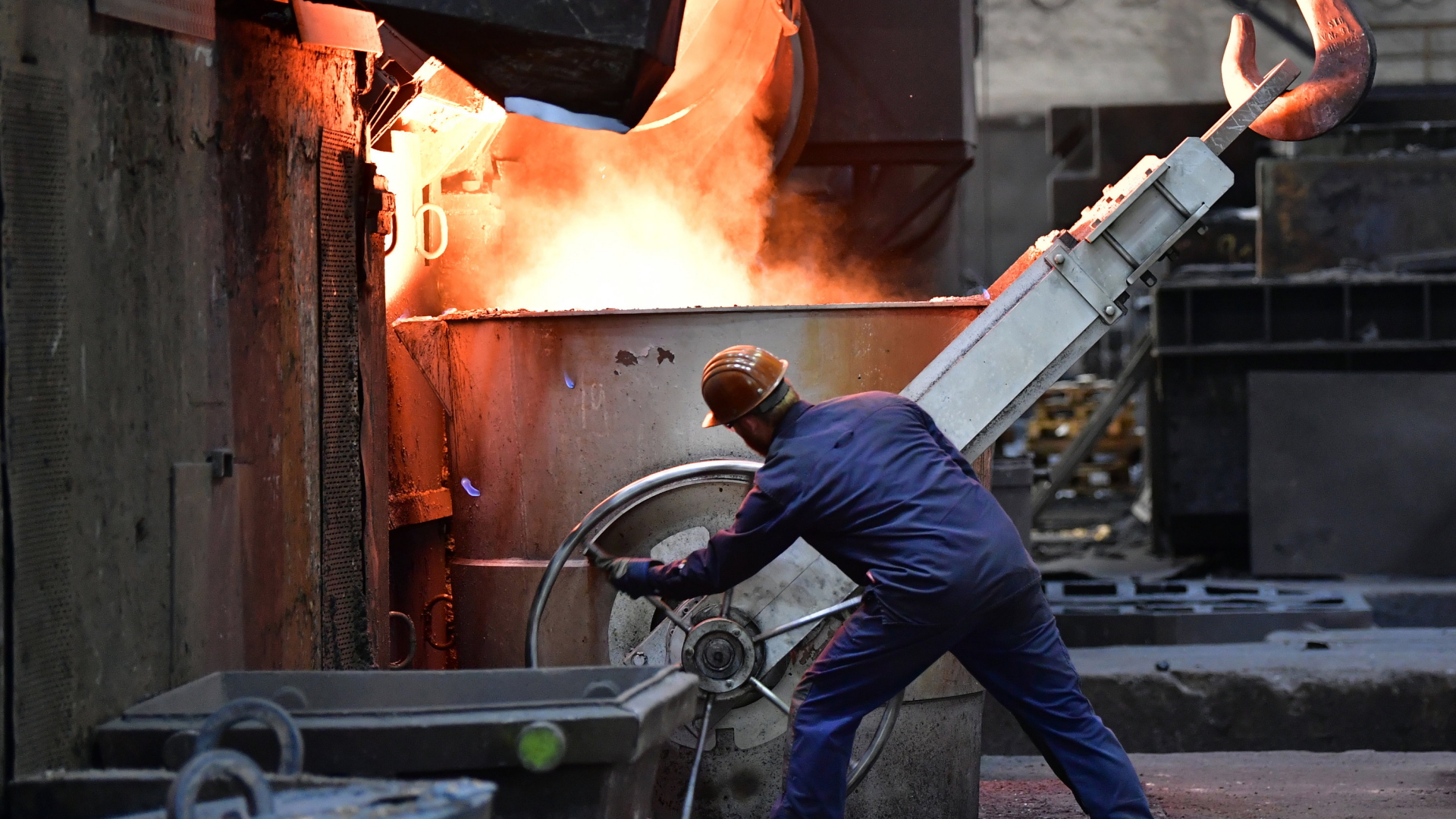 Ein Beschäftigter arbeitet in einer Werkhalle einer Eisengießerei in Thüringen (Archivbild) | dpa
