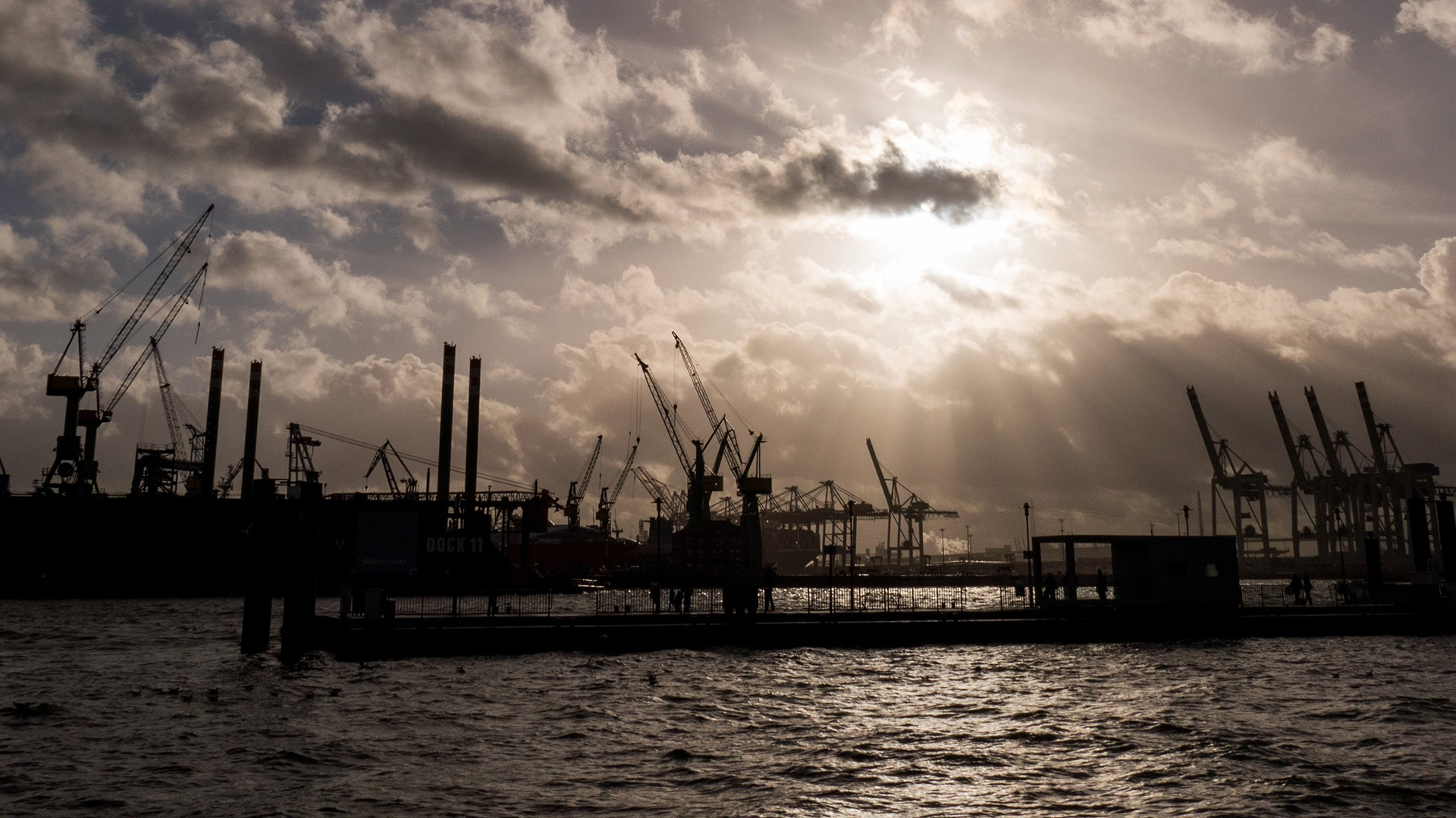 Dunkle Regenwolken über den Hafenanlagen in Hamburg | dpa