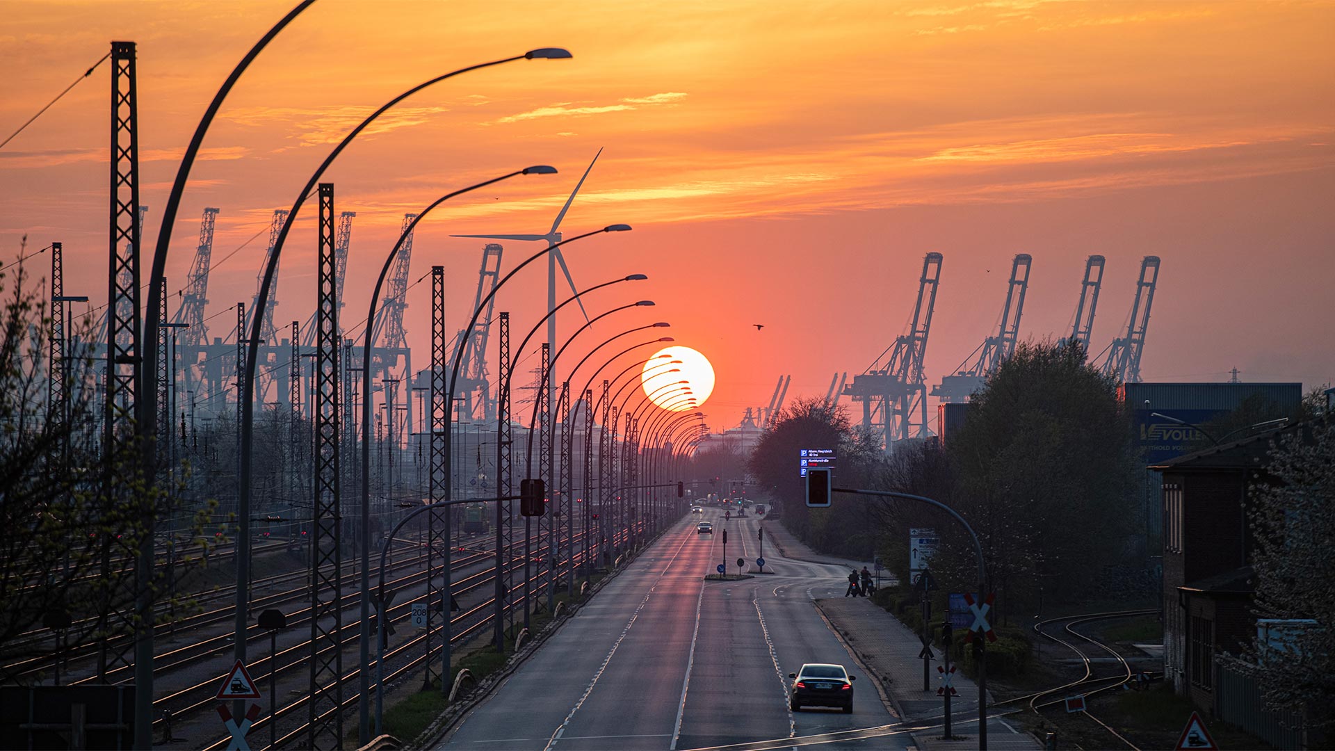 Sonnenuntergang im Hamburger Hafen  | picture alliance/dpa