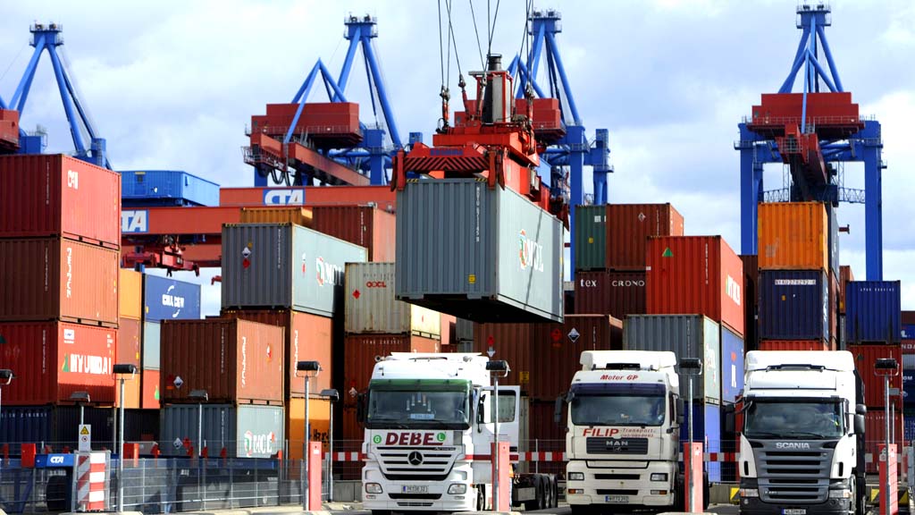 Container werden im Hamburger Hafen auf Lastwagen verladen | dpa