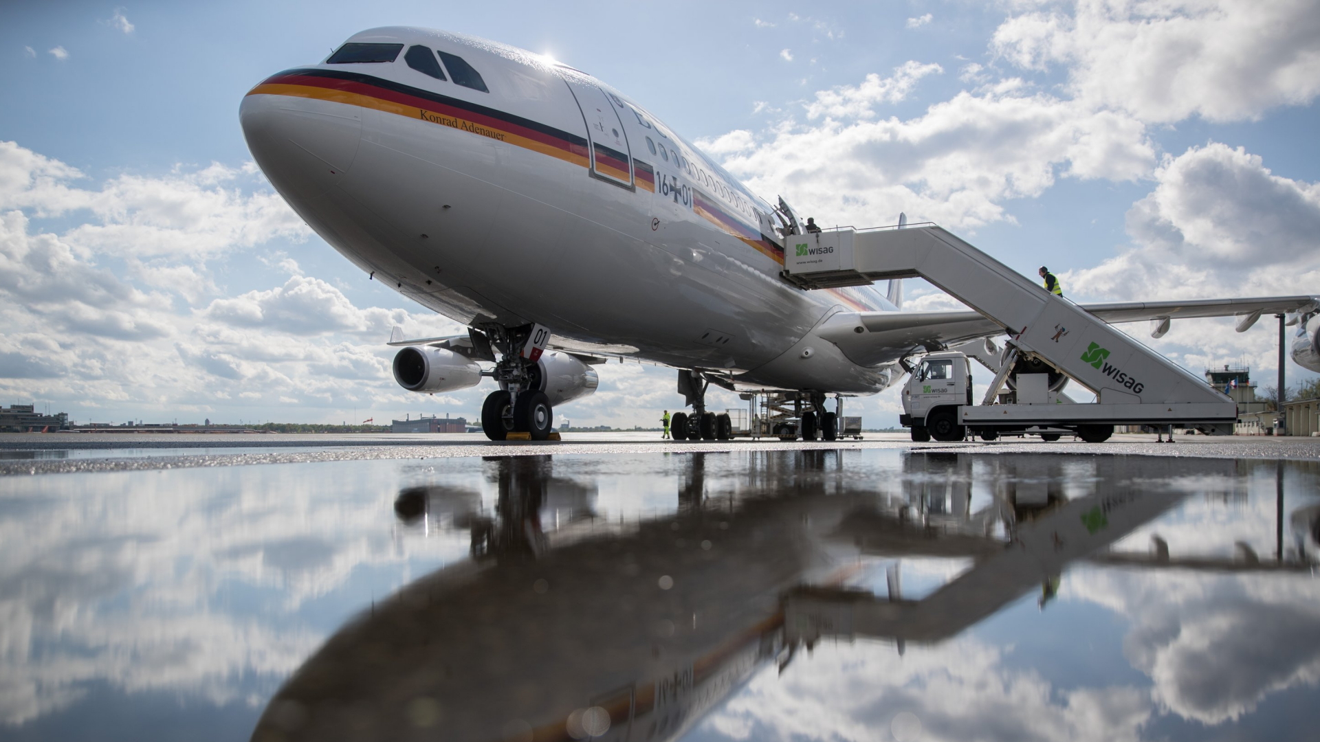 Das Regierungsflugzeug "Konrad Adenauer" steht auf dem Flughafen Berlin-Tegel | Bildquelle: dpa