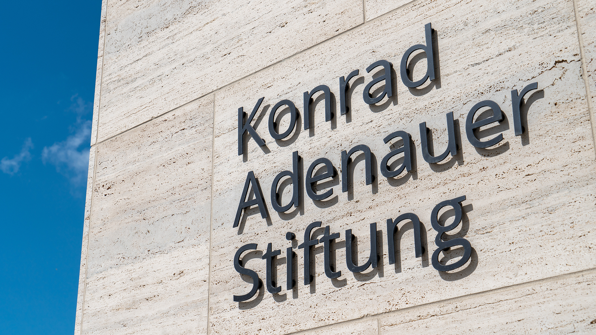 Schriftzug am Hauptsitz der CDU-nahen Konrad-Adenauer-Stiftung in Berlin.