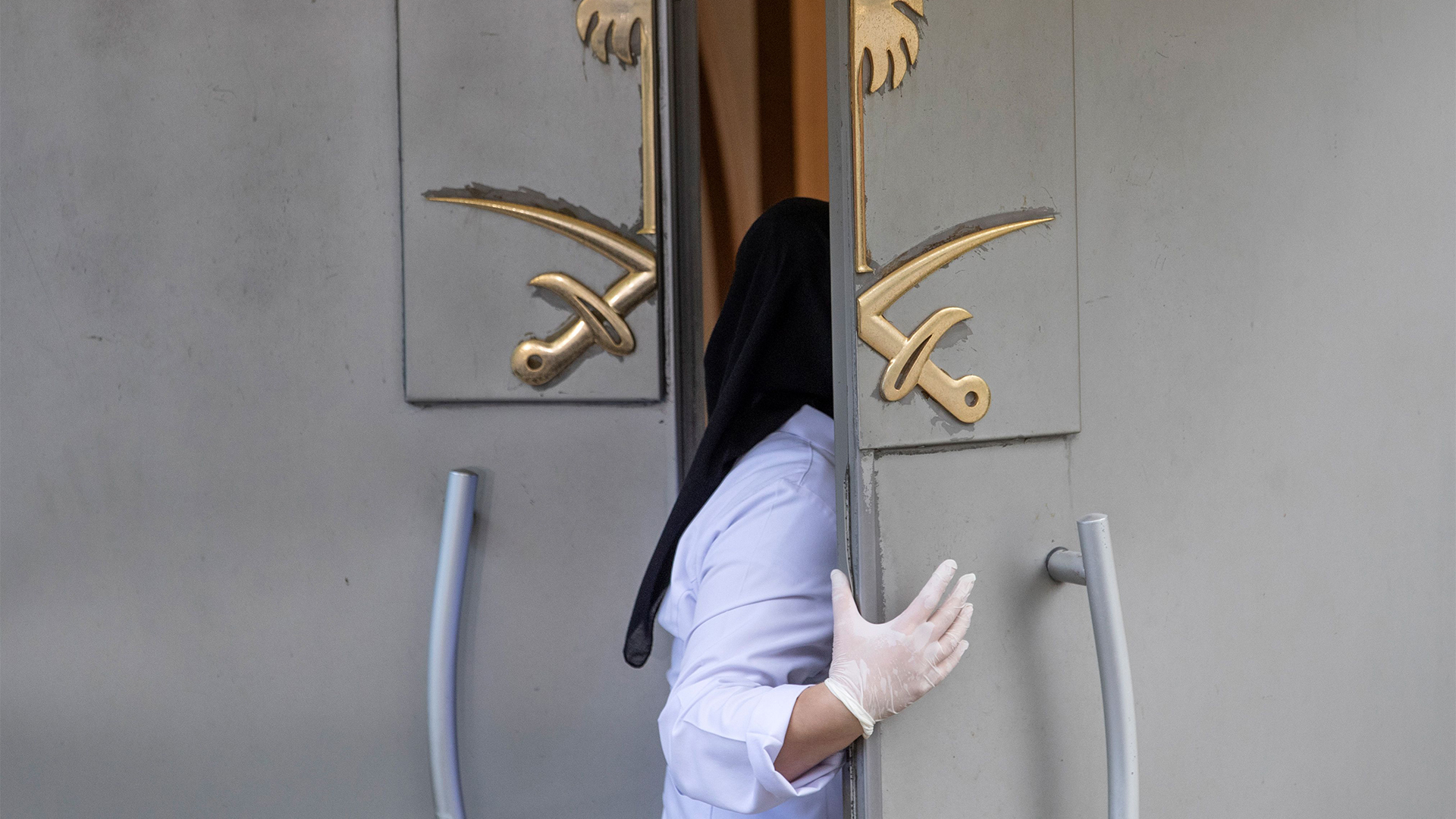 Eine Frau geht in Istanbul in das Konsulat von Saudi Arabien | Bildquelle: SEDAT SUNA/EPA-EFE/REX/Shutterst