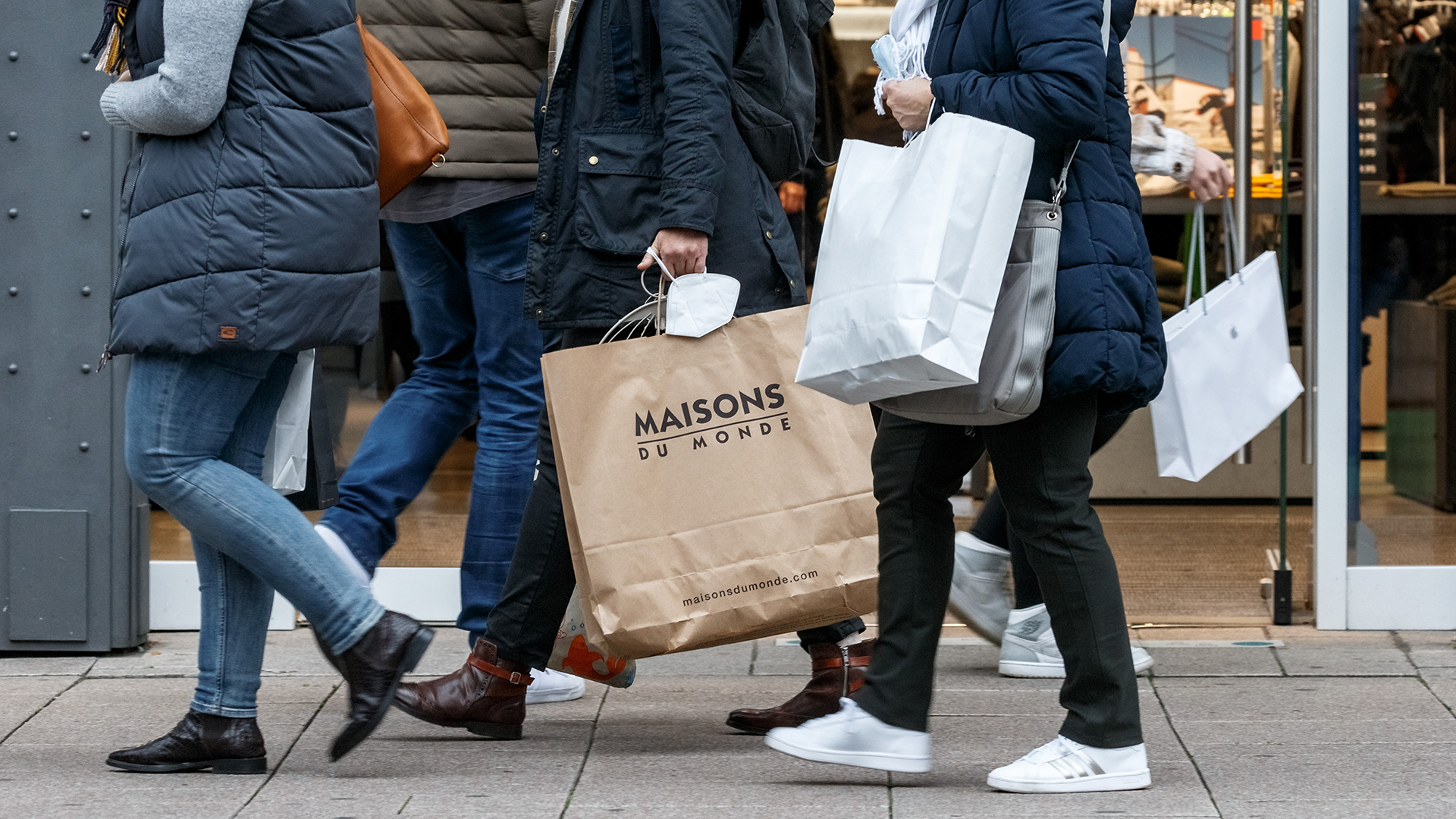 Menschen gehen mit Einkaufstaschen durch die Hamburger Innenstadt. | picture alliance/dpa
