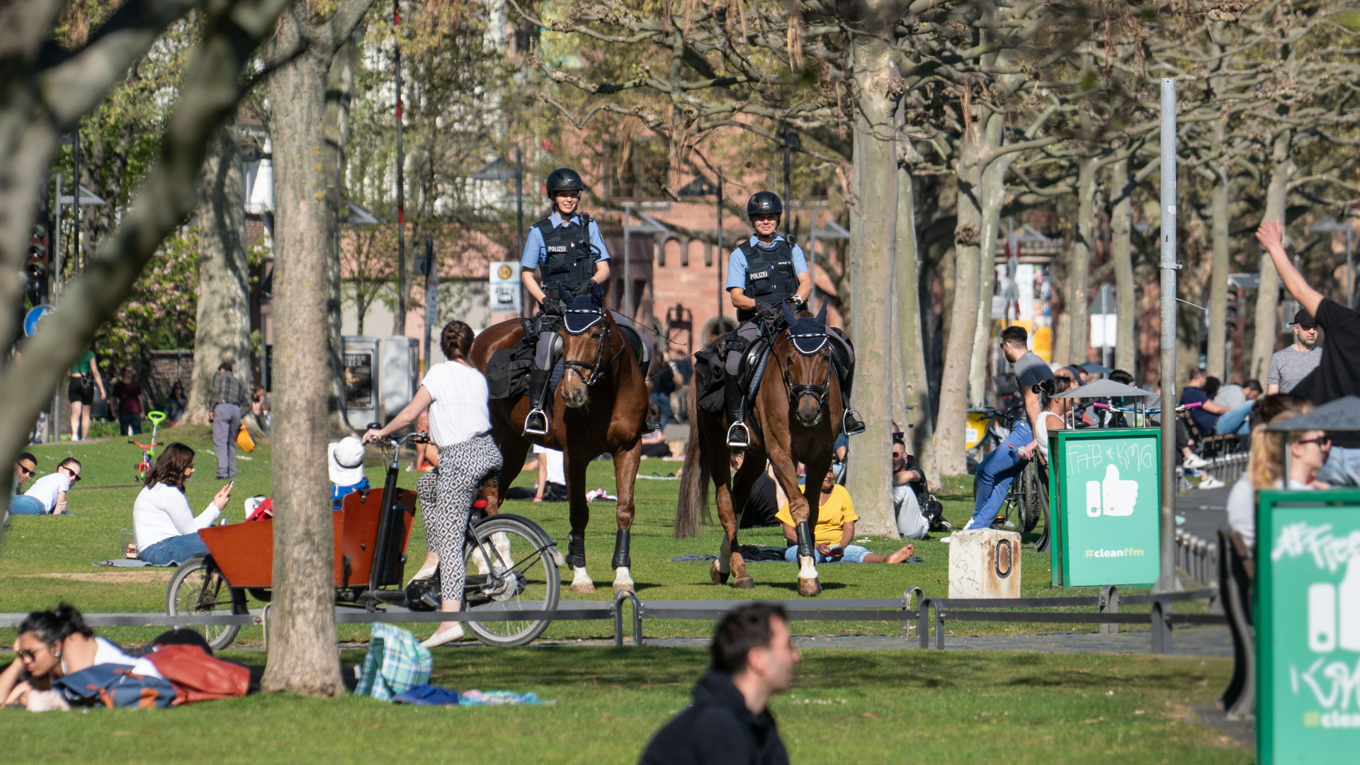 Polizisten auf Pferden kontrollieren die Kontaktsperren in einem Park in Frankfurt am Main | dpa