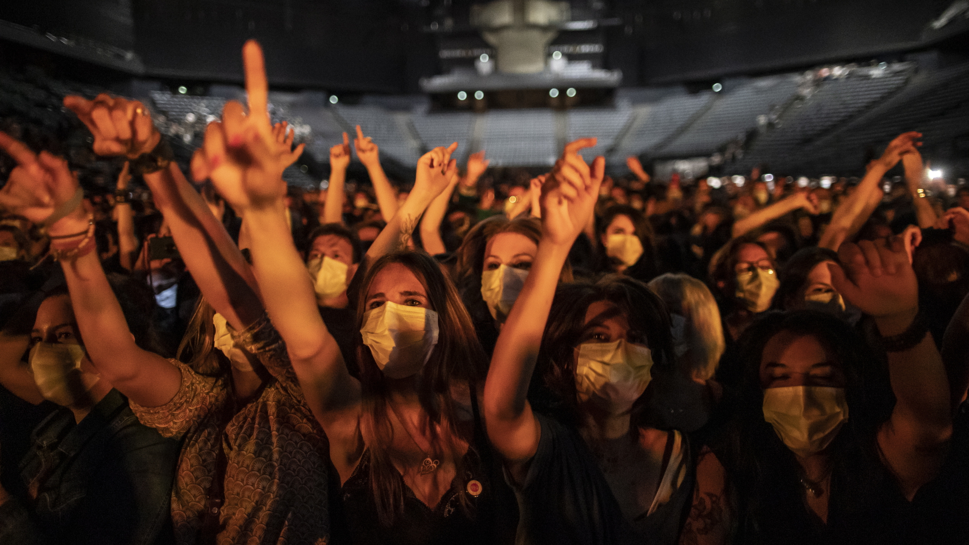 Tausende Fans mit Masken auf einem Konzert in Paris   | EPA