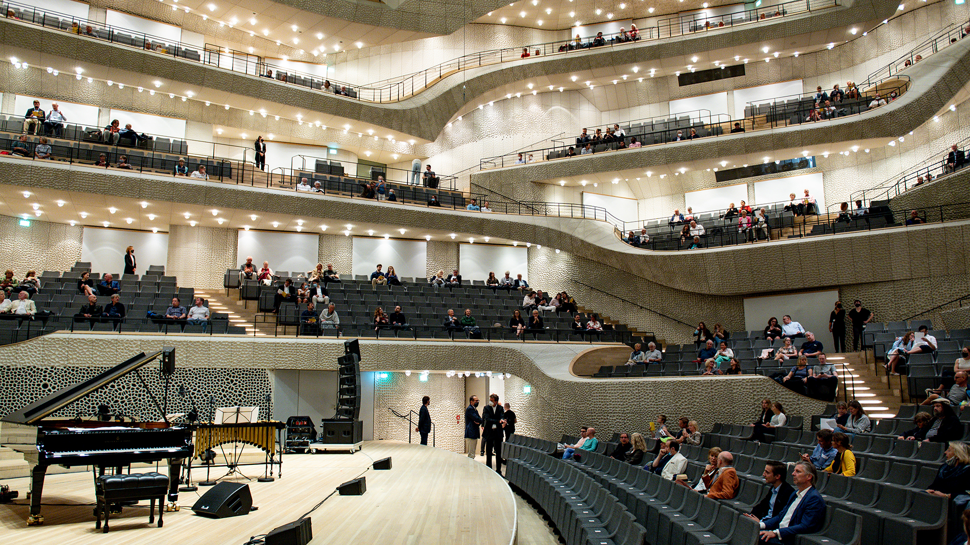 Blick in den großen Konzertsaal der Elbphilharmonie | dpa