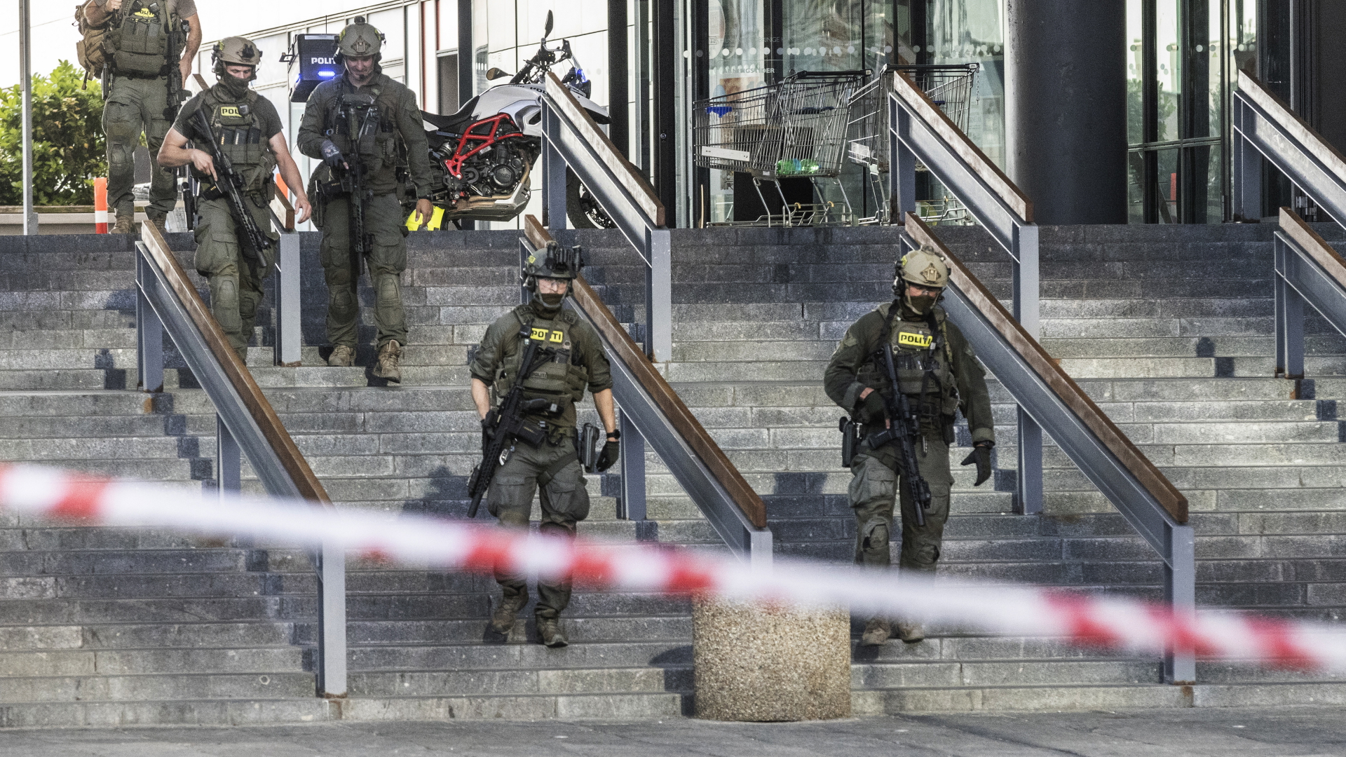 Polizisten verlassen das Einkaufszentrum in Kopenhagen nach dem Angriff