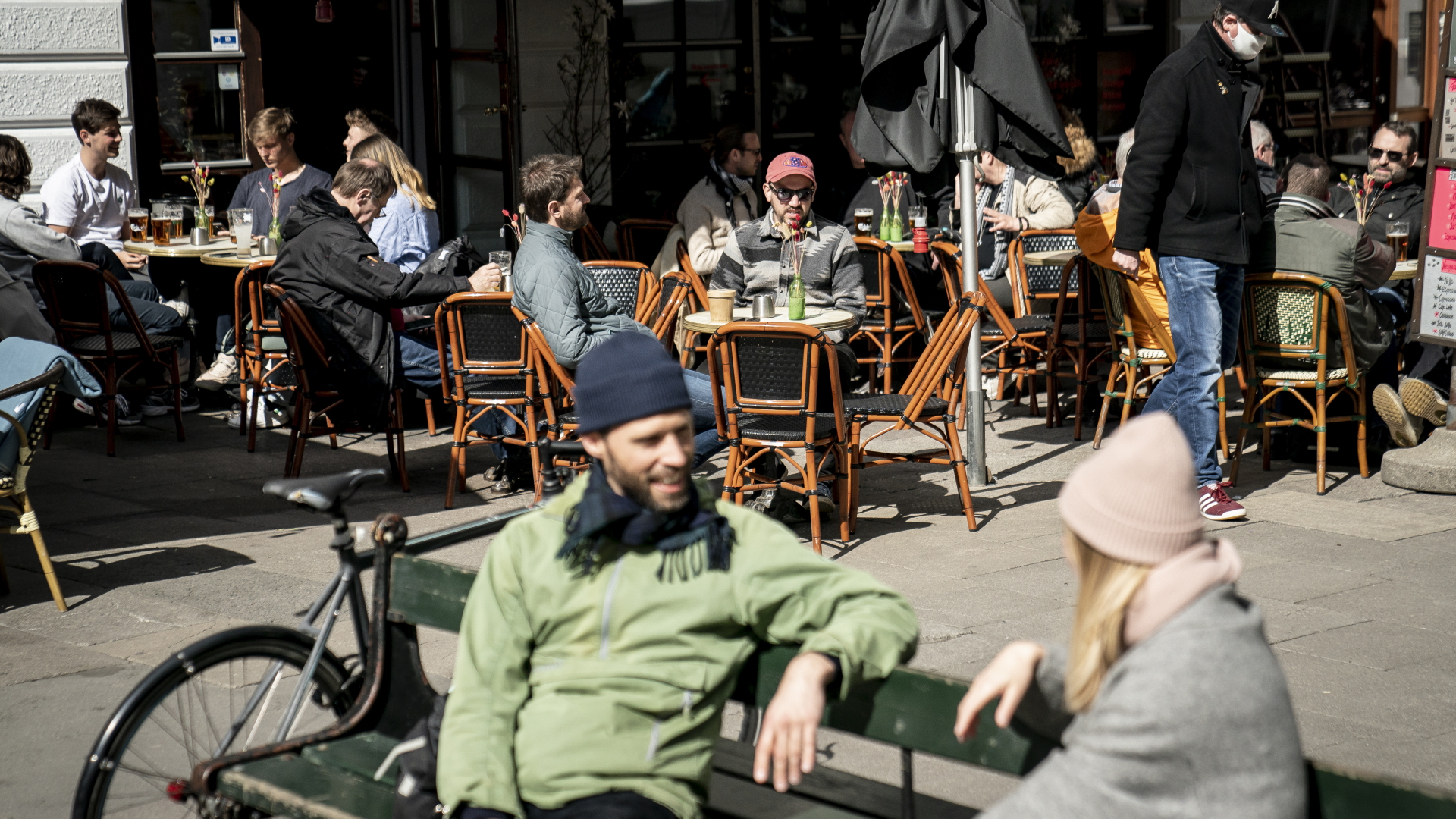 Menschen sitzen vor einem Café in Kopenhagen. | dpa