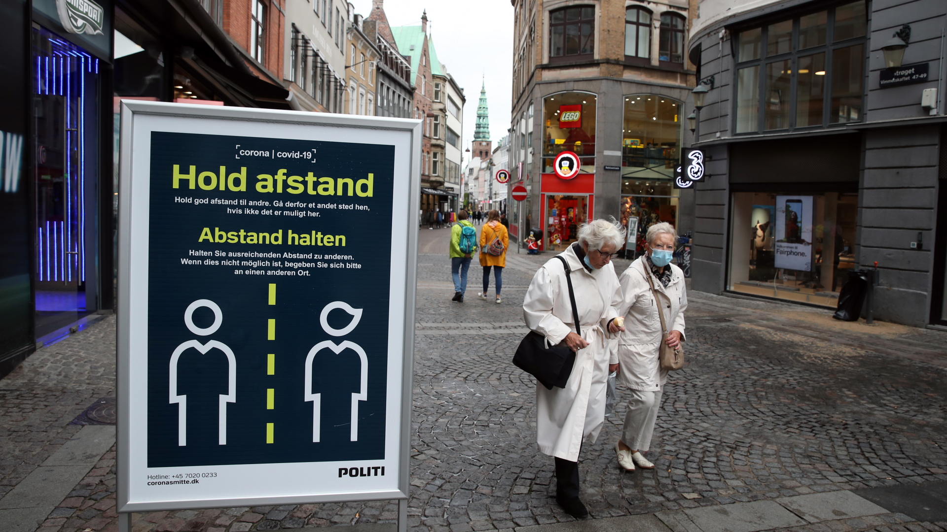 "Abstand halten" steht auf einem Schild in einer Straße in Kopenhagen. | dpa