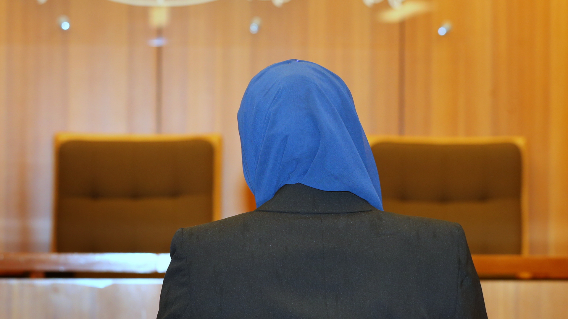 Eine Frau mit Kopftuch vor Gericht. (Archivbild) | dpa