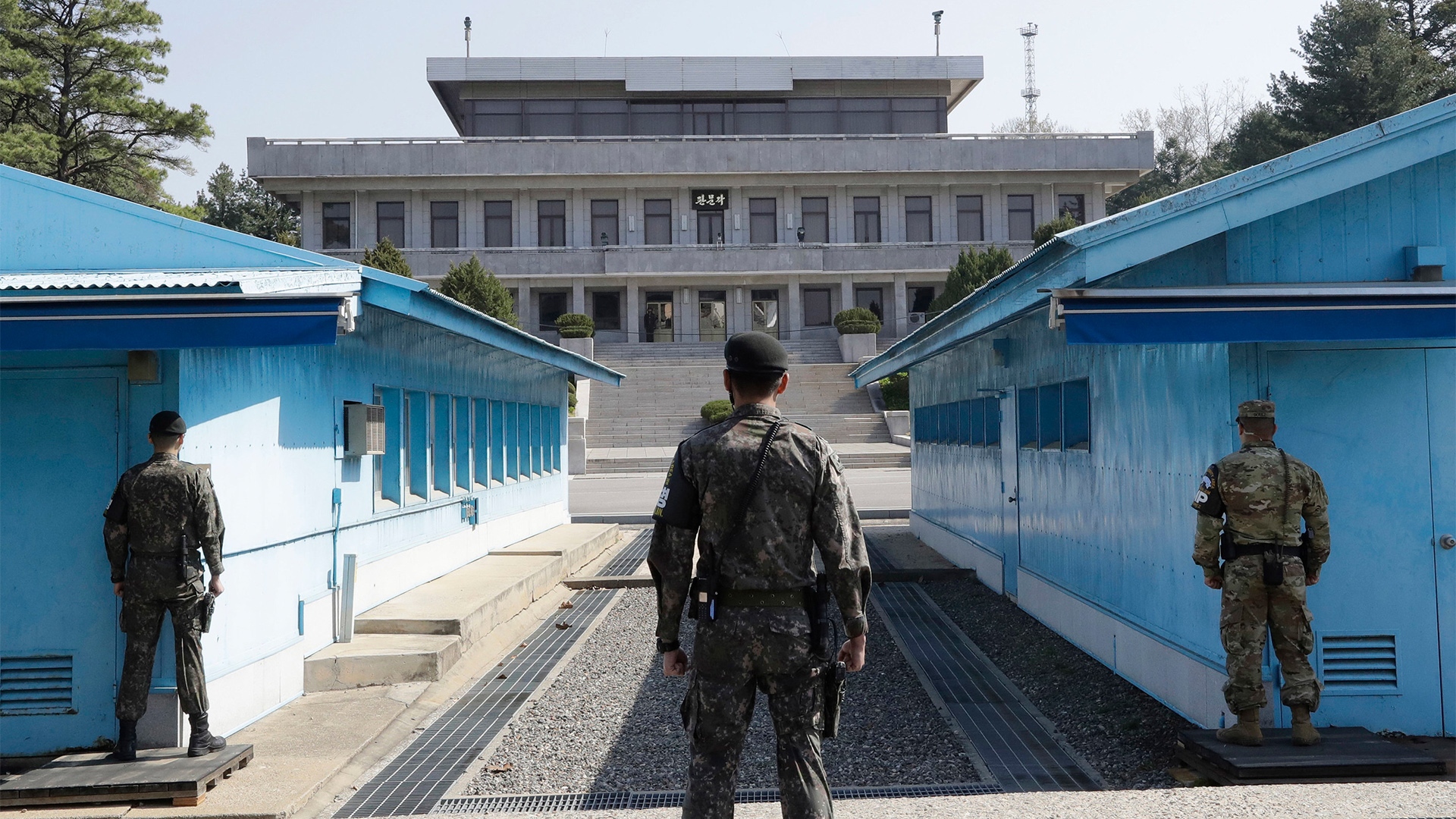 Südkoreanische Soldaten und ein US-Soldat stehen in der Grenzstadt Panmunjom Wache | Bildquelle: AP