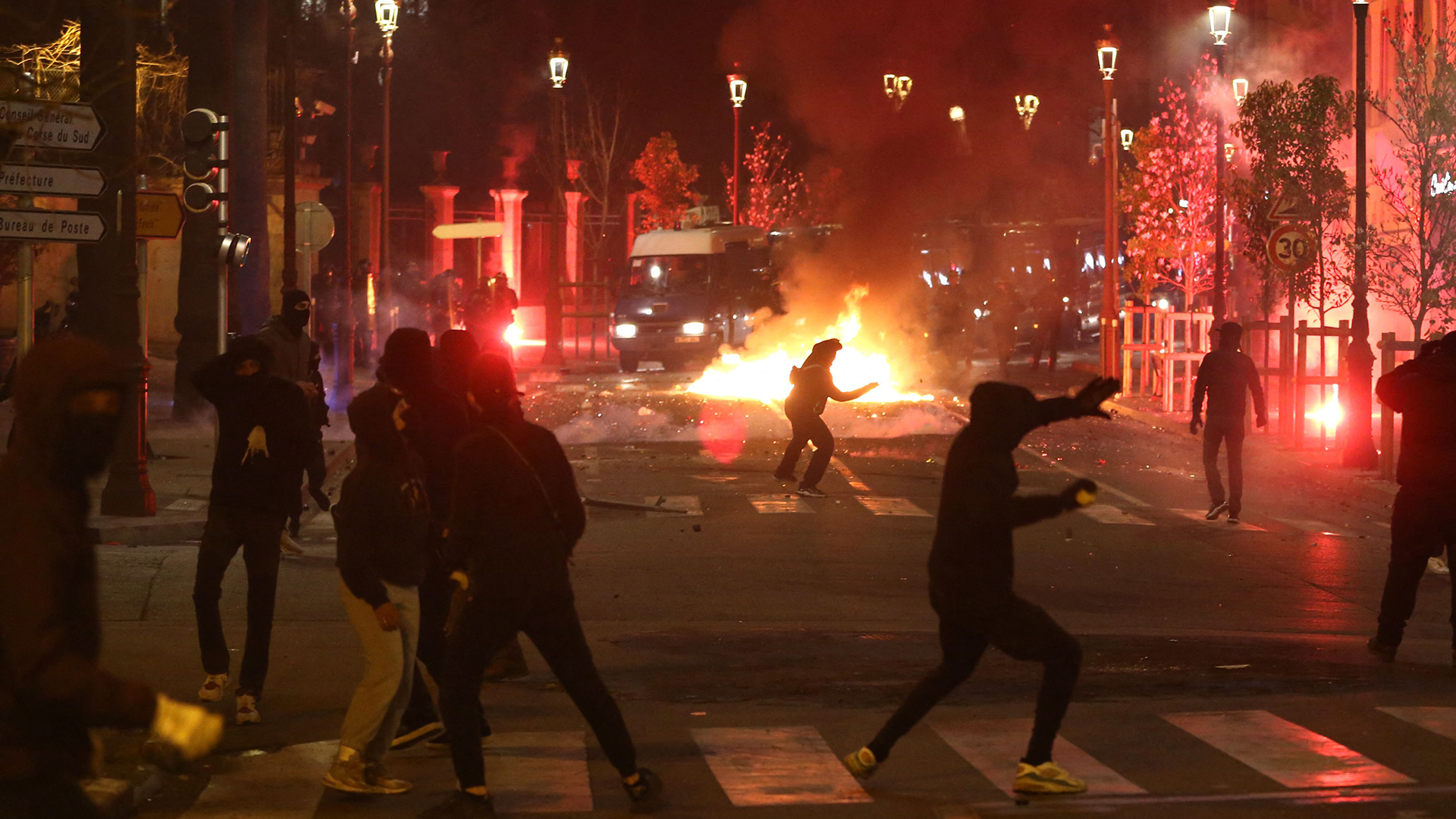 Demonstranten werfen Steine und Fackeln auf französische Gendarmen. | dpa