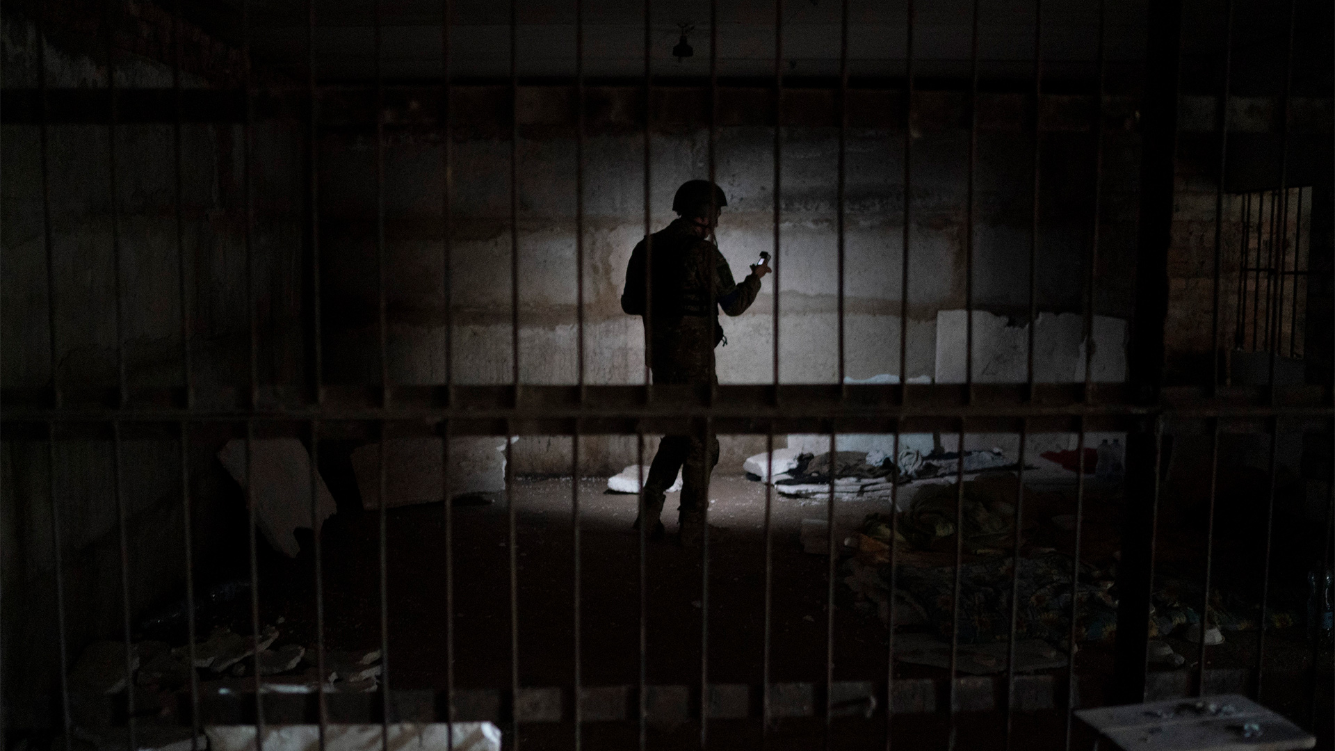 Ein ukrainischer Soldat dokumentiert einen Kellerraum mit seinem Handy. | AP