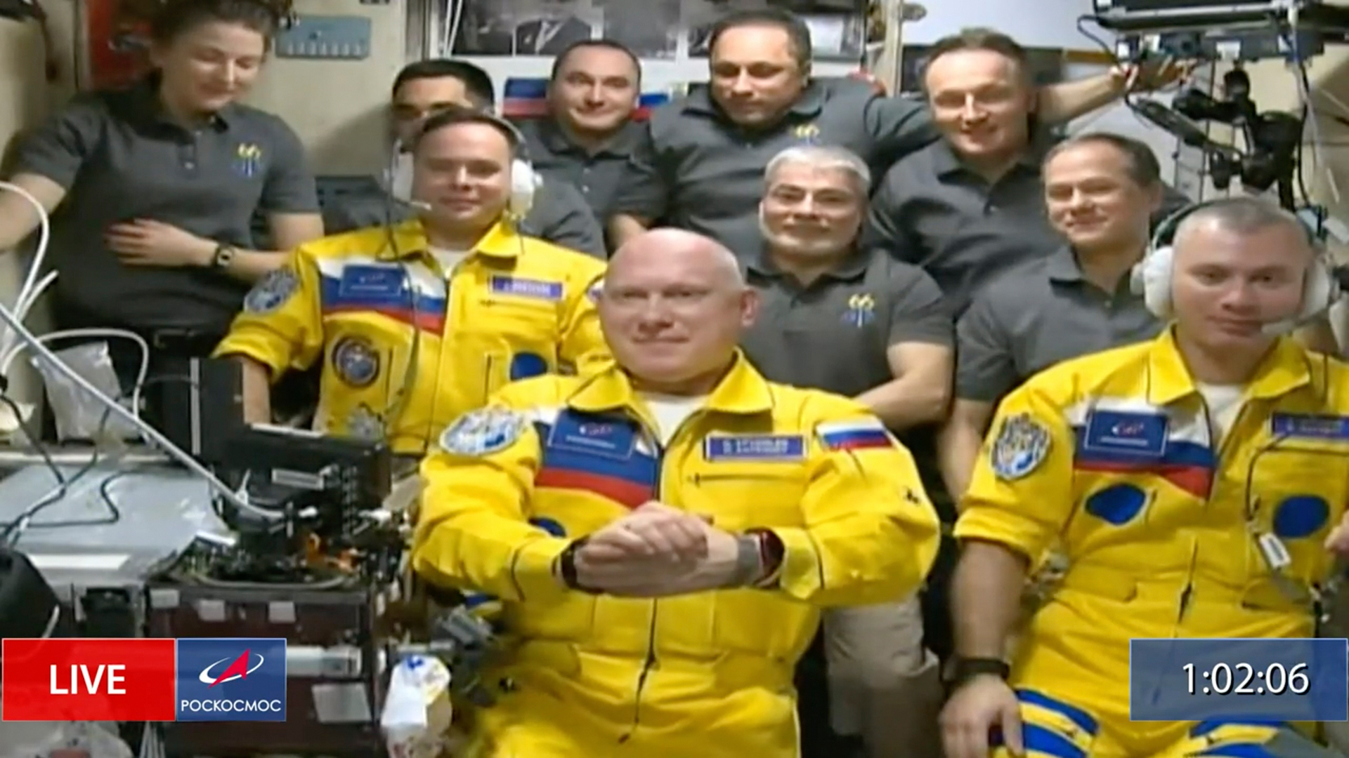 Die russischen Kosmonauten Sergej Korsakow (l-r), Oleg Artemjew und Denis Matwejew sind während einer Begrüßungszeremonie nach ihrer Ankunft an der Internationalen Raumstation (ISS) in gelb-blauen Anzügen zu sehen. | dpa