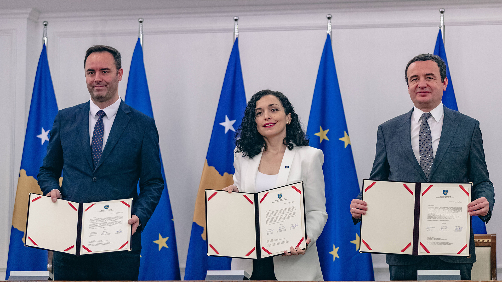 Präsidentin Vjosa Osmani, Parlamentspräsident Glauk Konjufca und Premierminister Albin Kurti bei der feierlichen Unterzeichnung des Antrags auf Beitritt zur Europäischen Union. | IMAGO/VXimages.com