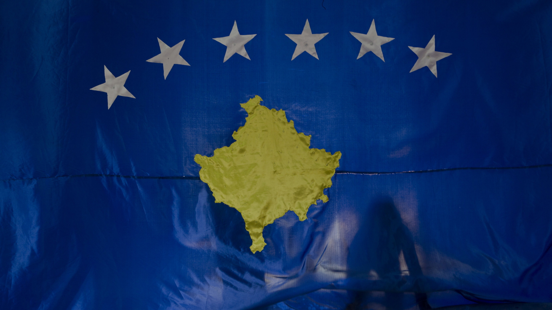 Umriss des Kosovo auf einer Flagge mit sechs Sternen, stellvertretend für die sechs Balkanländer, die der EU beitreten möchten. | dpa