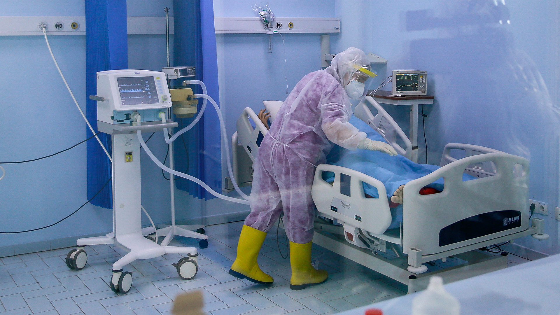 Eine Krankenschwester betreut einen Patienten mit COVID-19 auf der Intensivstation in Pristina (Kosovo).  | picture alliance / ASSOCIATED PR