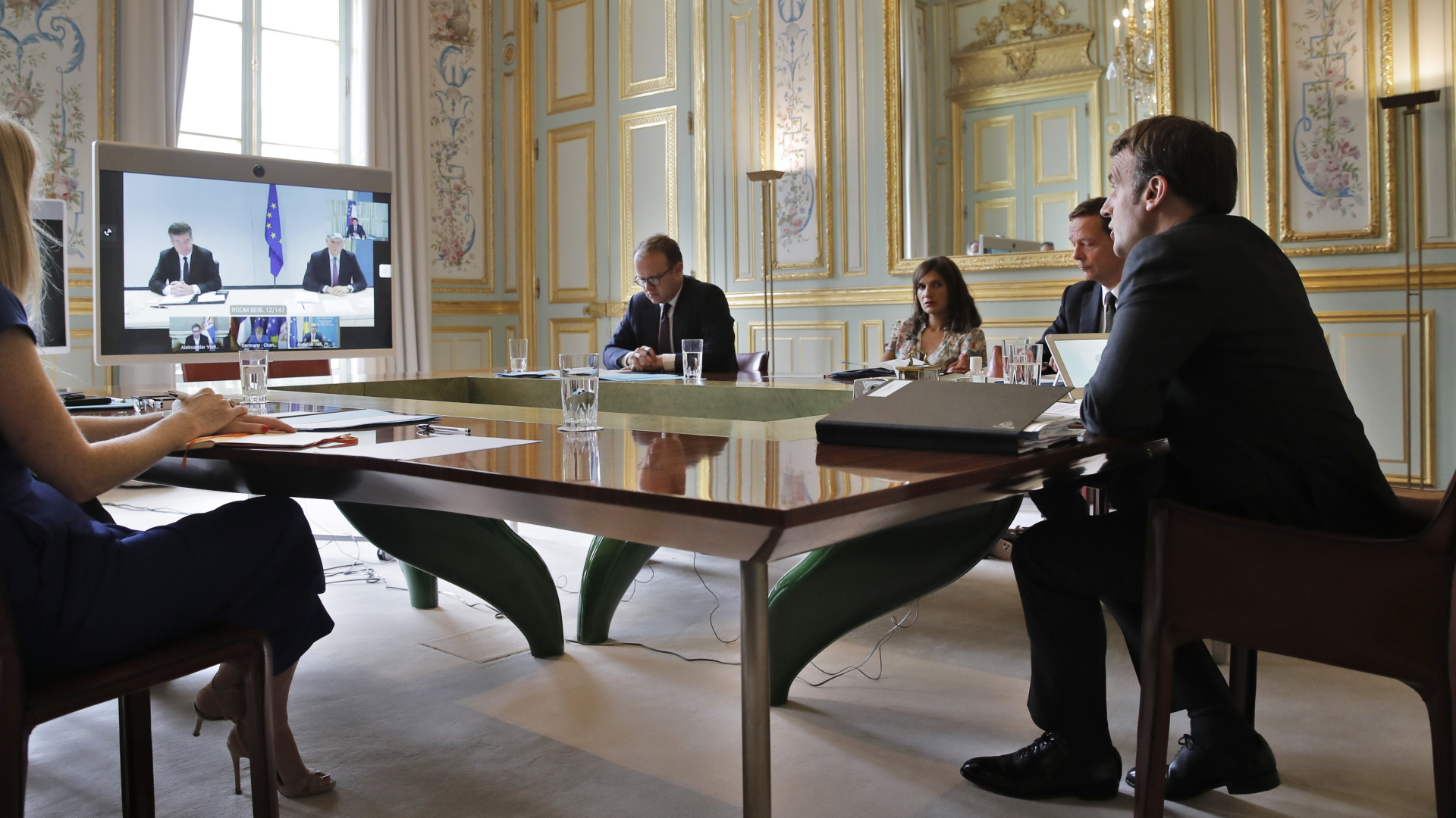 10.07.2020, Frankreich, Paris: Emmanuel Macron (r), Präsident von Frankreich, nimmt an einer Video-Konferenz mit Bundeskanzlerin Merkel, Serbiens Präsident Vucic, dem kosovarischen Ministerpräsident Hoti, dem EU-Außenbeauftragten Borrell und dem EU-Sonderbeauftragten für den Balkan Lajcak teil.  | dpa