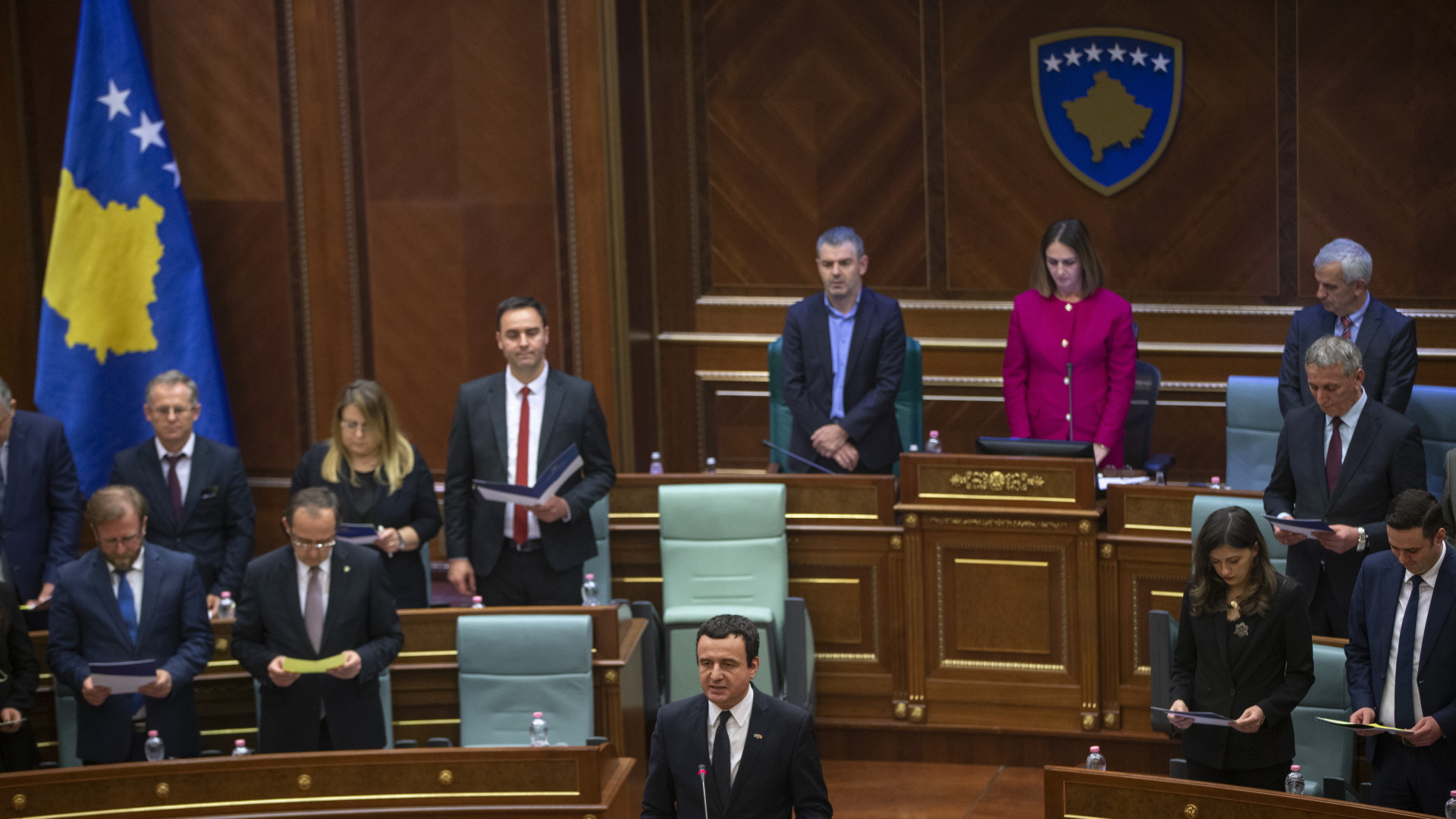 Albin Kurti (M), Ministerpräsident des Kosovo, spricht im Parlament. Nach nur sechs Wochen im Amt hat ein Misstrauensvotum die Regierung von Kurti zu Fall gebracht. (Archivbild) | dpa