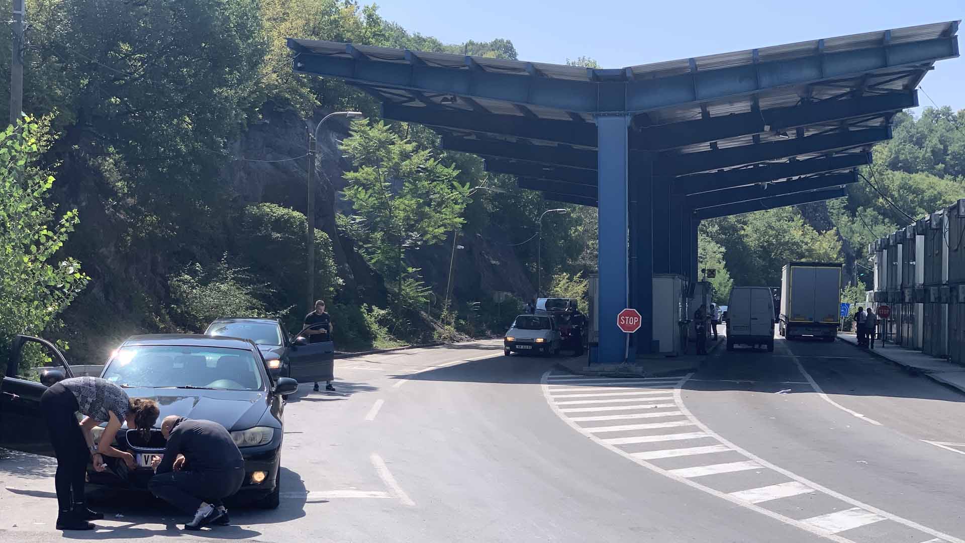 Am Grenzübergang Jarinje (Kosovo/Serbien) werden Kfz-Kennzeichen umgeklebt | ARD Wien