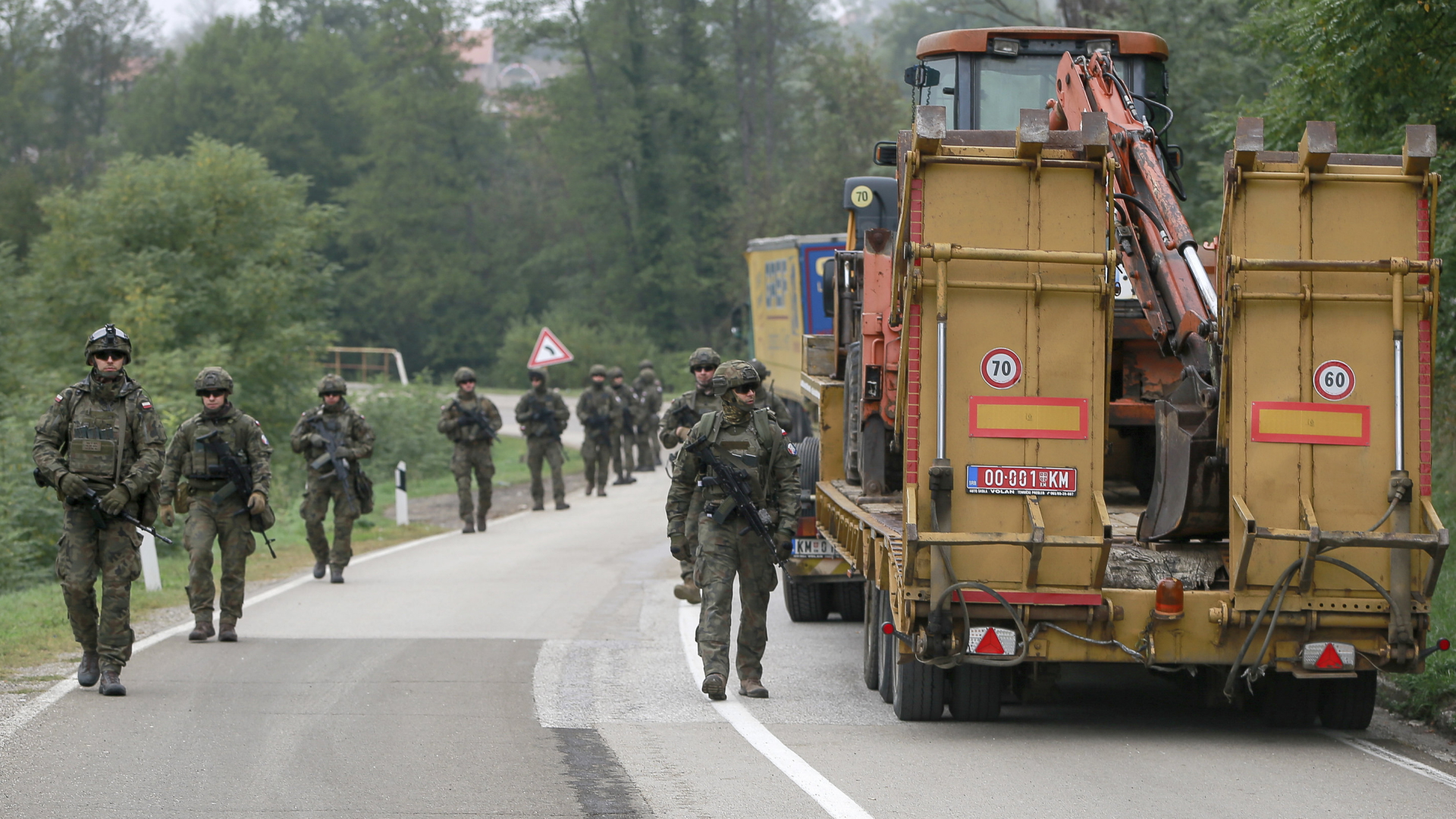 Polnische Soldaten, Teil der NATO-Truppen, passieren Fahrzeuge an der Grenze im Norden des Kosovo. | AP