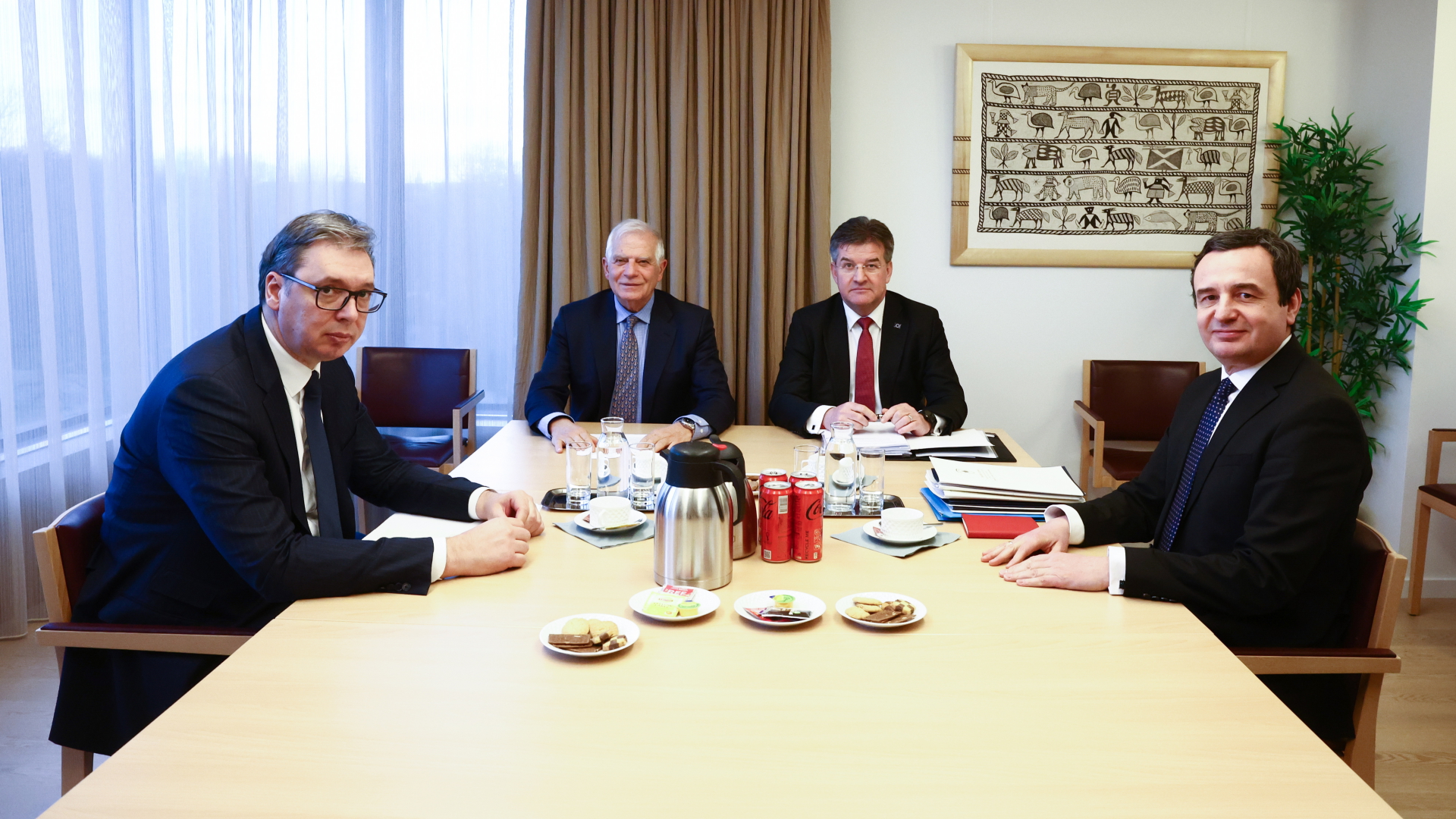 Serbiens Präsident Vucic, Kosovos Premier Kurti, der EU-Außenbeauftragte Borrell und der EU-Sonderbeauftragte Lajcak sitzen bei Vermittlungsgesprächen in Brüssel zusammen. | EPA