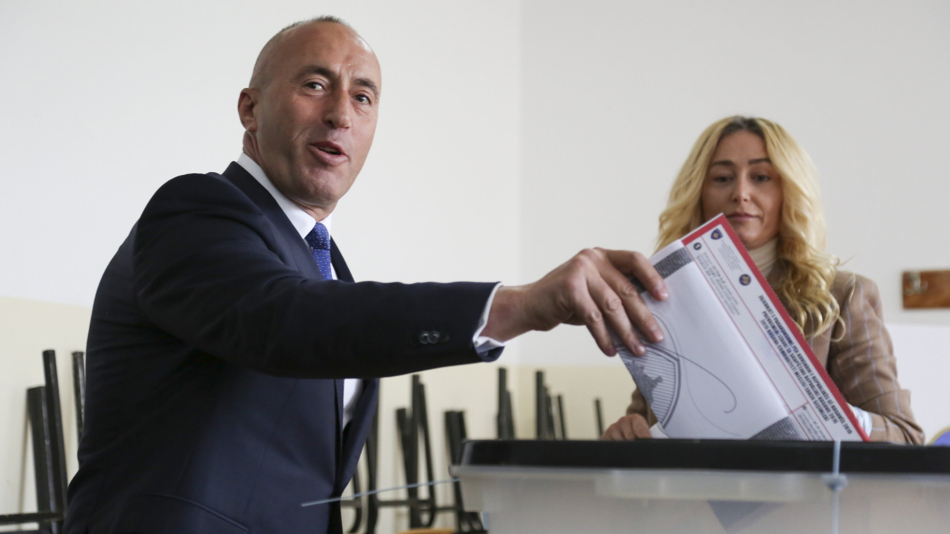 Der zurückgetretene Regierungschef Ramush Haradinaj gibt bei der Parlamentswahl seine Stimme ab.  | Bildquelle: AP