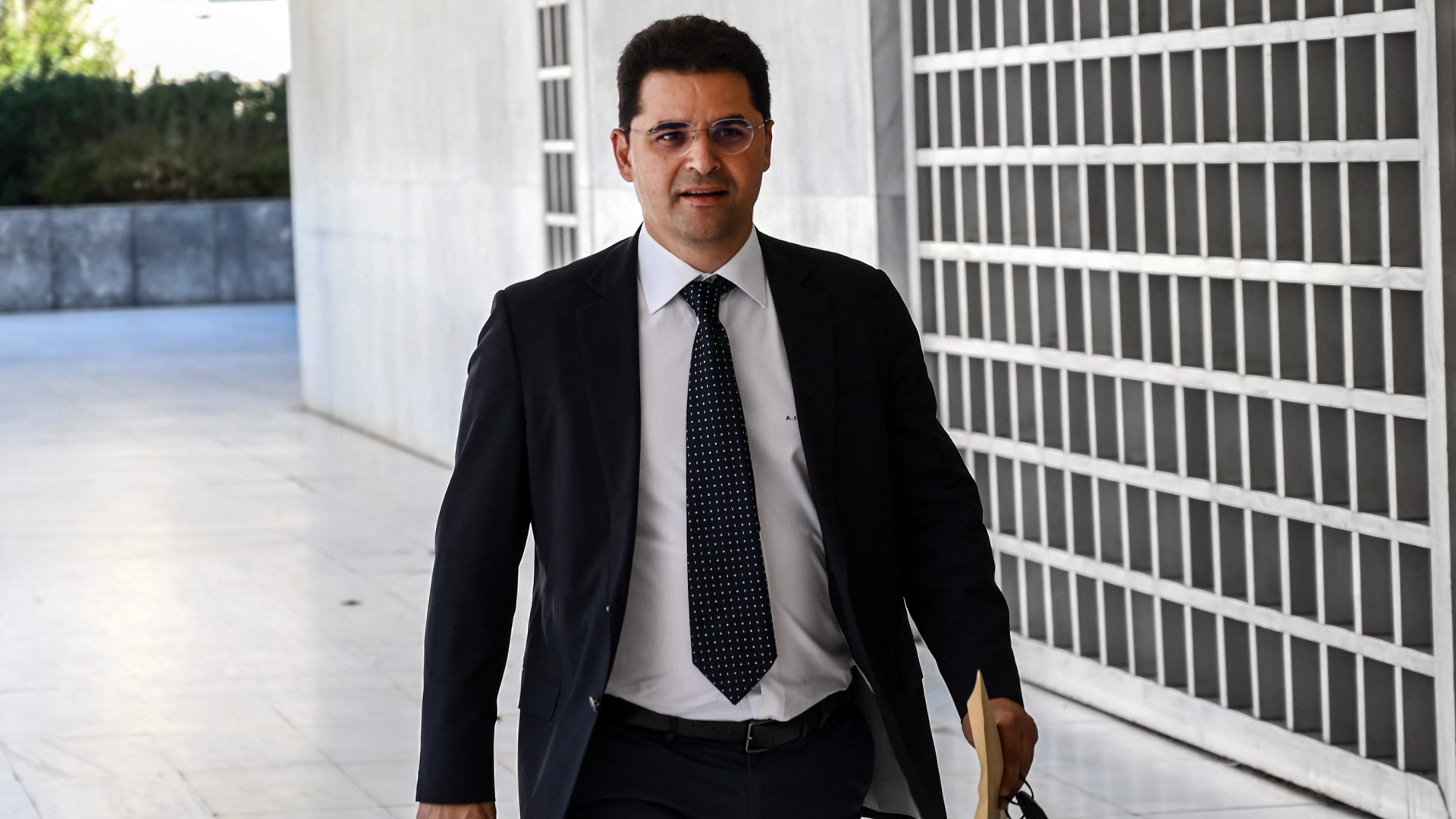 Der Journalist Thanasis Koukakis vor dem Obersten Gericht in Athen. Wegen der Überwachung durch den griechischen Geheimdienst hat er Klage eingereicht. | AFP