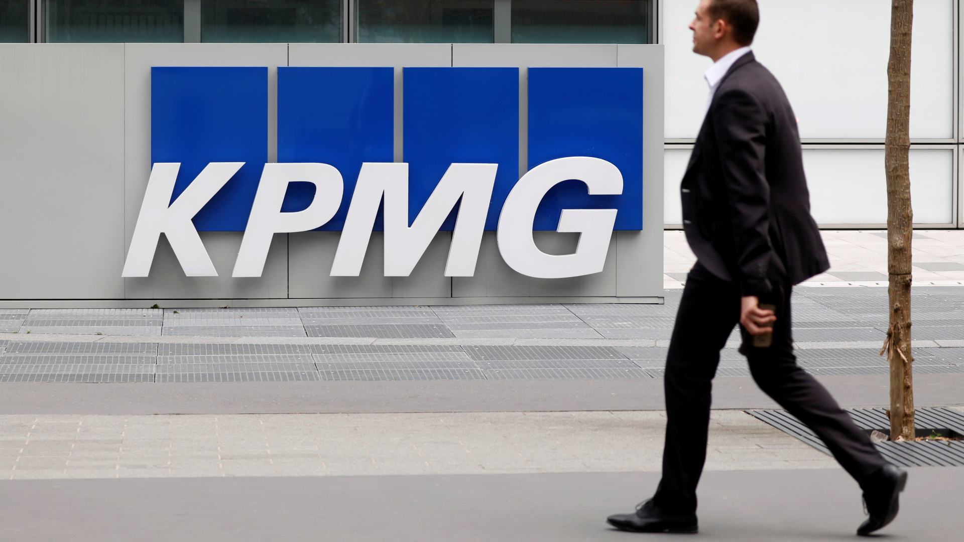 Ein Mann geht an der Pariser KPMG-Zentrale vorbei