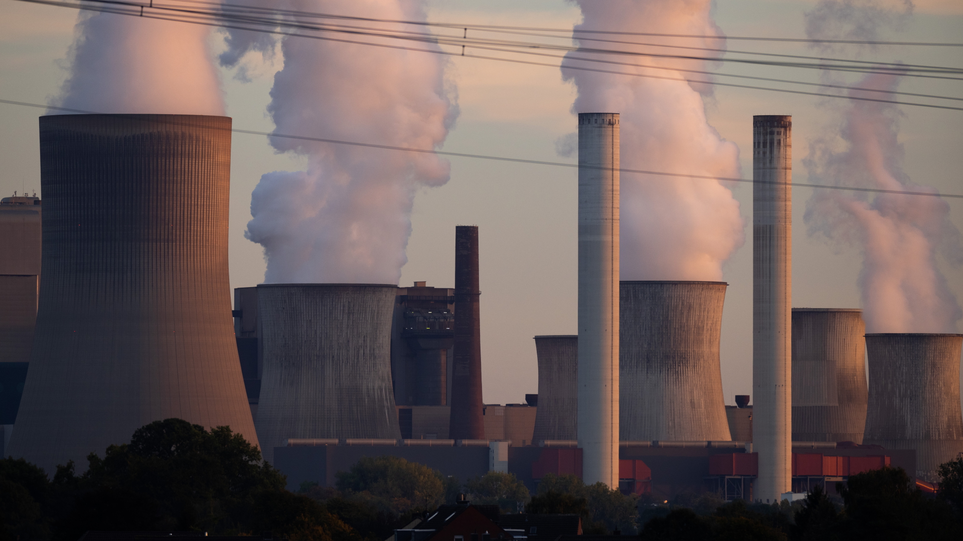 Blick auf das RWE-Kohlekraftwerk Niederaußem mit unter anderem den Kraftwerksblöcken Niederaußem E & F.  | dpa