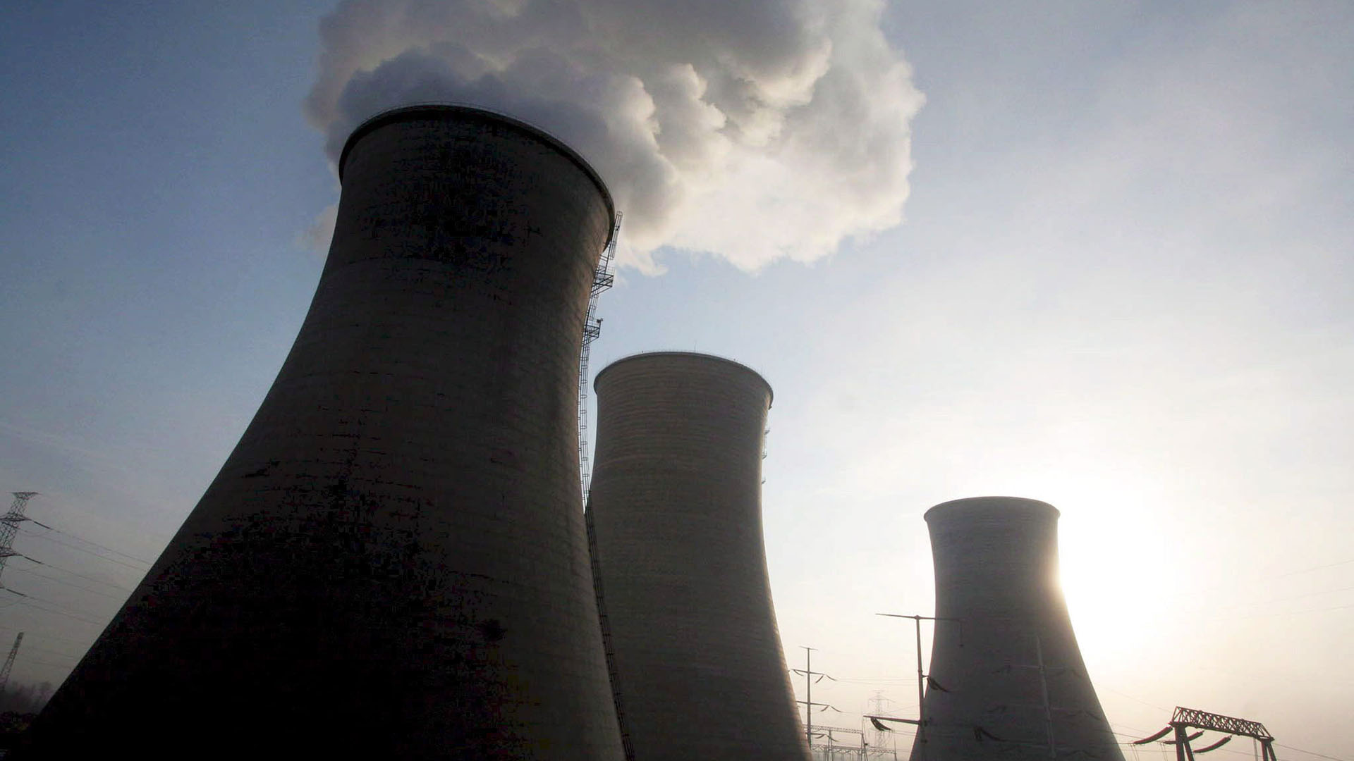 Dampf steigt aus den Kühltürmen des Kohlekraftwerkes von Xining in China auf. (Archiv: 18.01.2006) | picture alliance / dpa