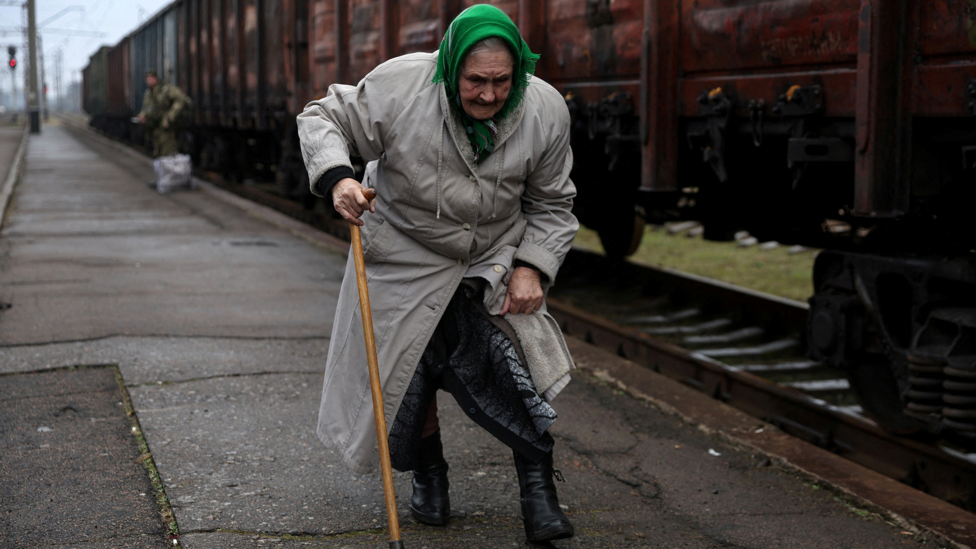 Eine alte Frau läuft auf einem Bahnsteig des Bahnhofs von Kramatorsk in der Ukraine. | REUTERS