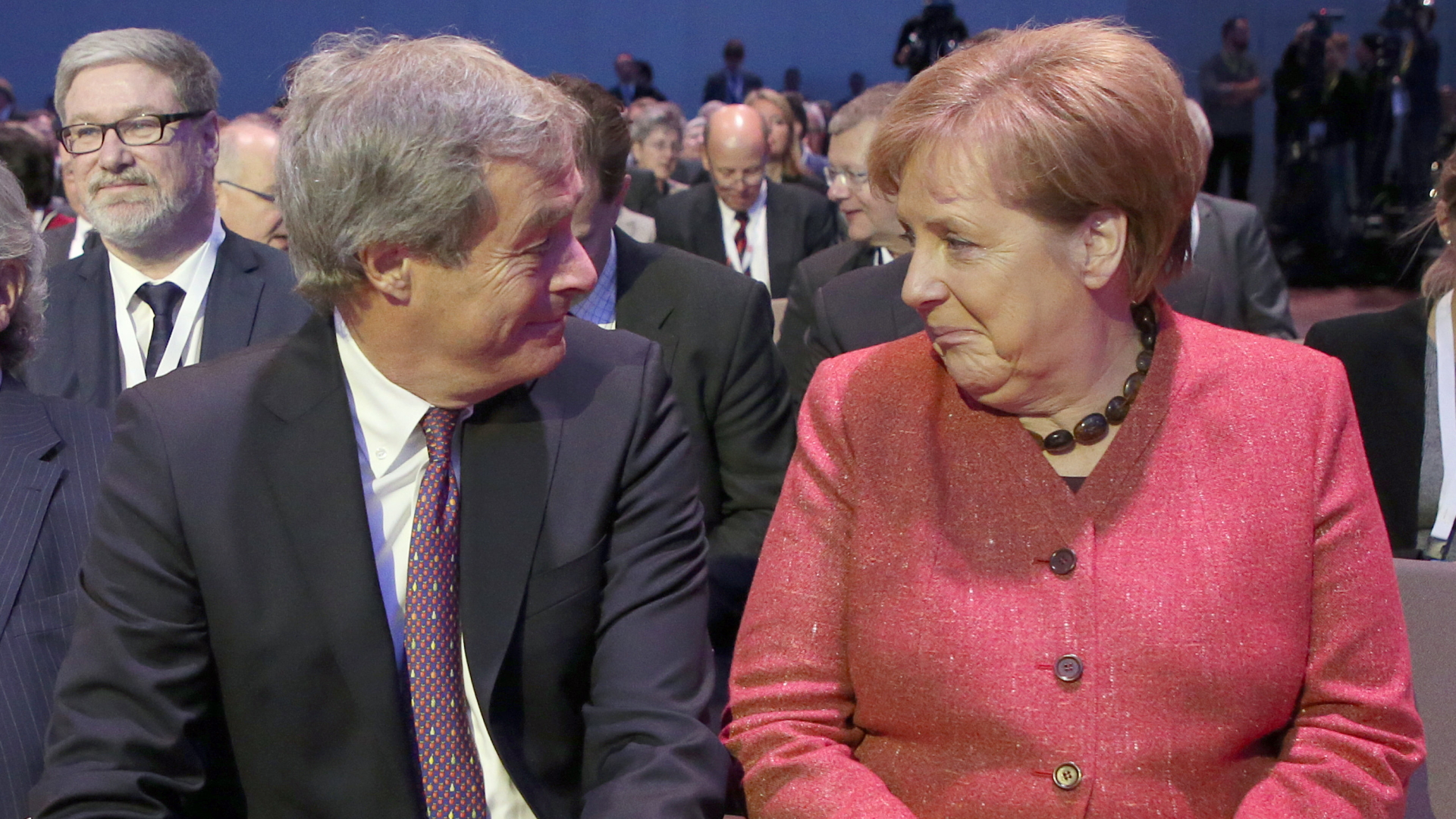 Arbeitgeberpräsident Ingo Kramer und Bundeskanzlerin Angela Merkel beim Deutschen Arbeitgebertag 2018 | Bildquelle: dpa