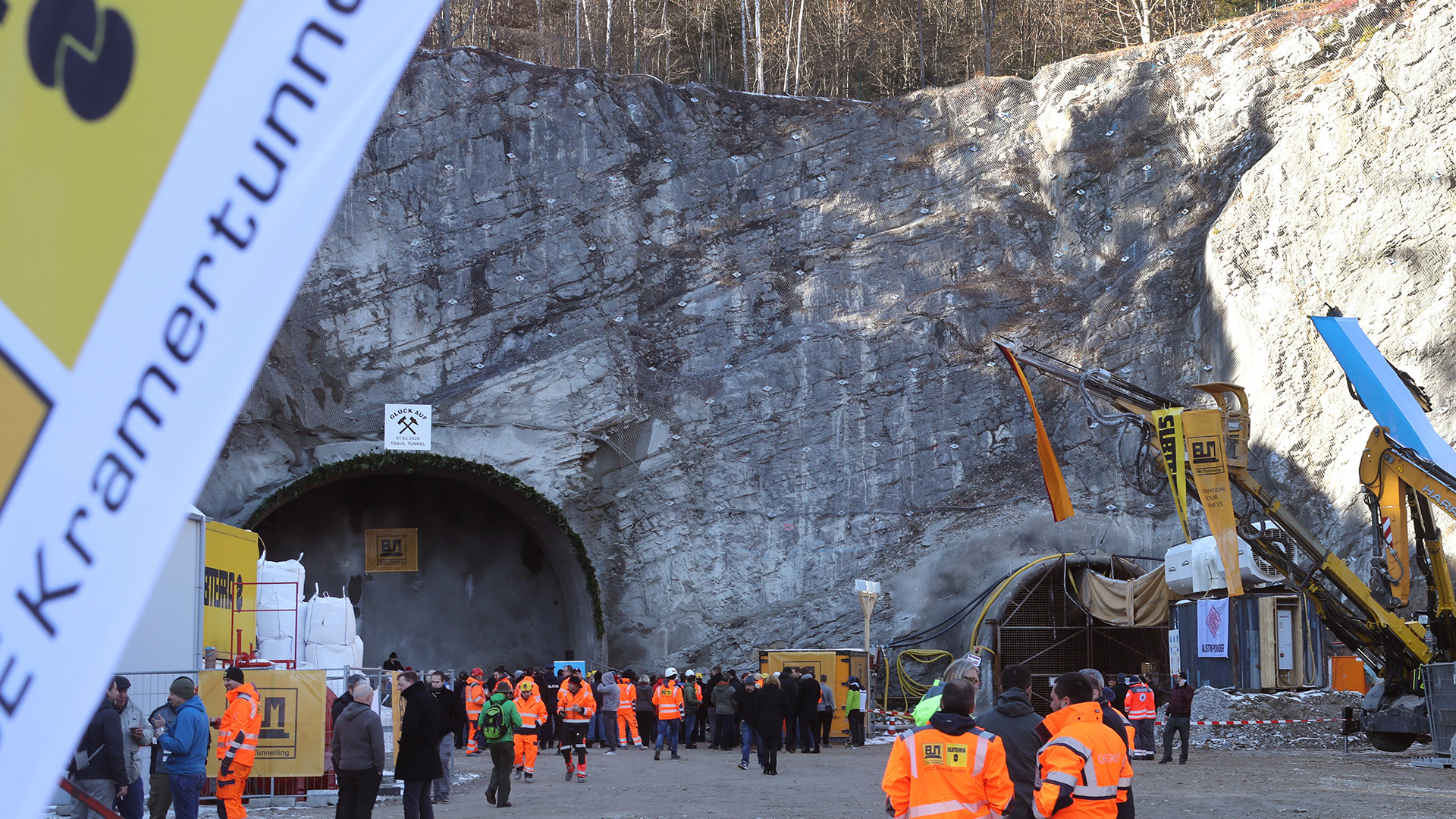 Arbeiter und Gäste stehen nach dem offiziellen Tunnelanschlag vor dem zukünftigen Nordportal des Kramertunnels in Garmisch-Partenkirchen. (Archivbild: 07.02.2020) | picture alliance/dpa