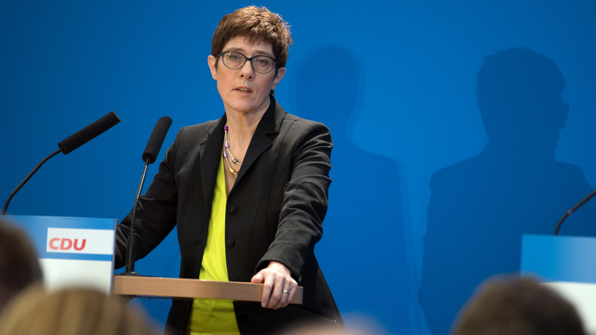 Annegret Kramp-Karrenbauer spricht bei der Pressekonferenz in Berlin. | Bildquelle: dpa