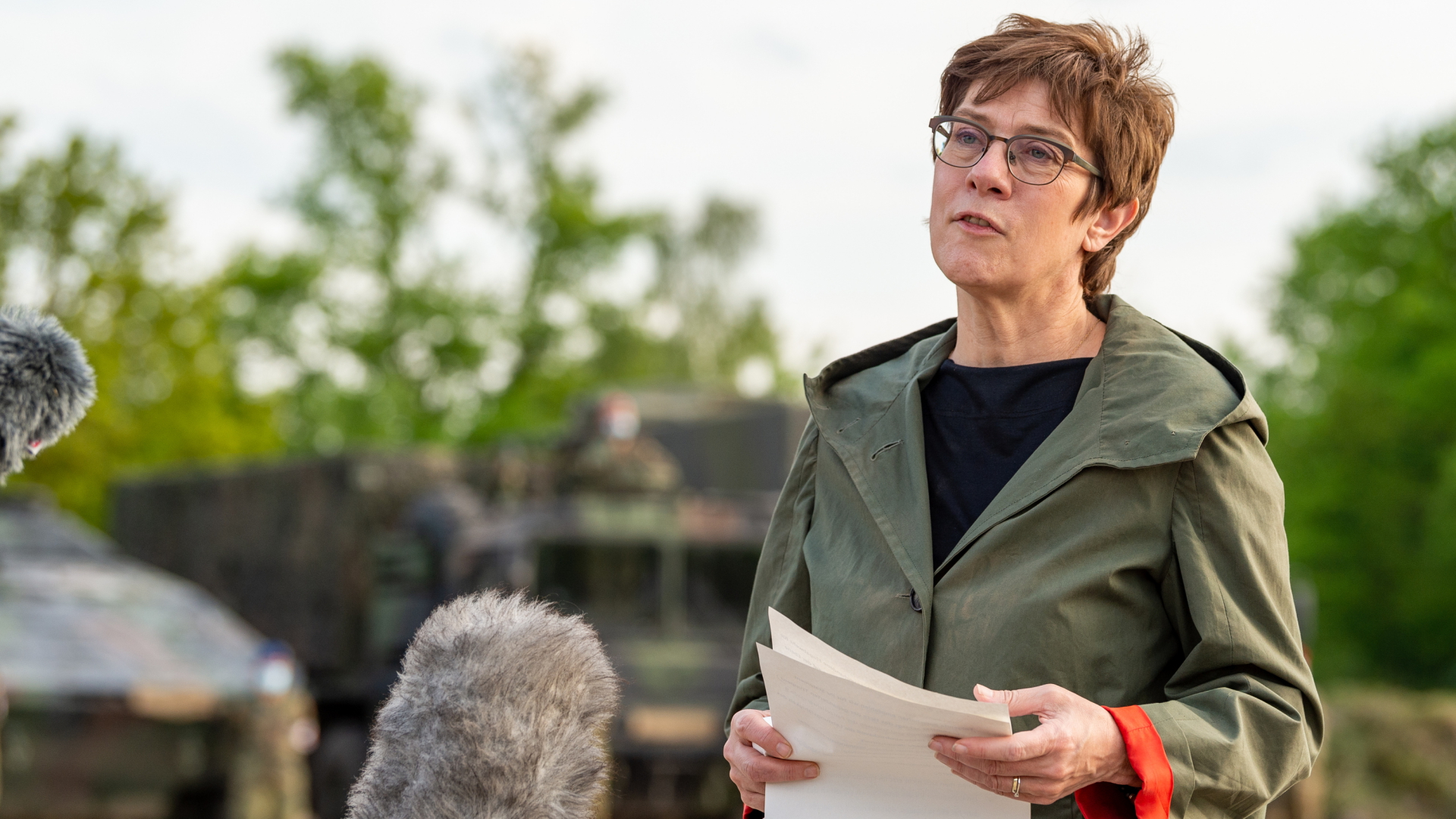 Annegret Kramp-Karrenbauer (M, CDU), Verteidigungsministerin, gibt ein Pressestatement.  | dpa