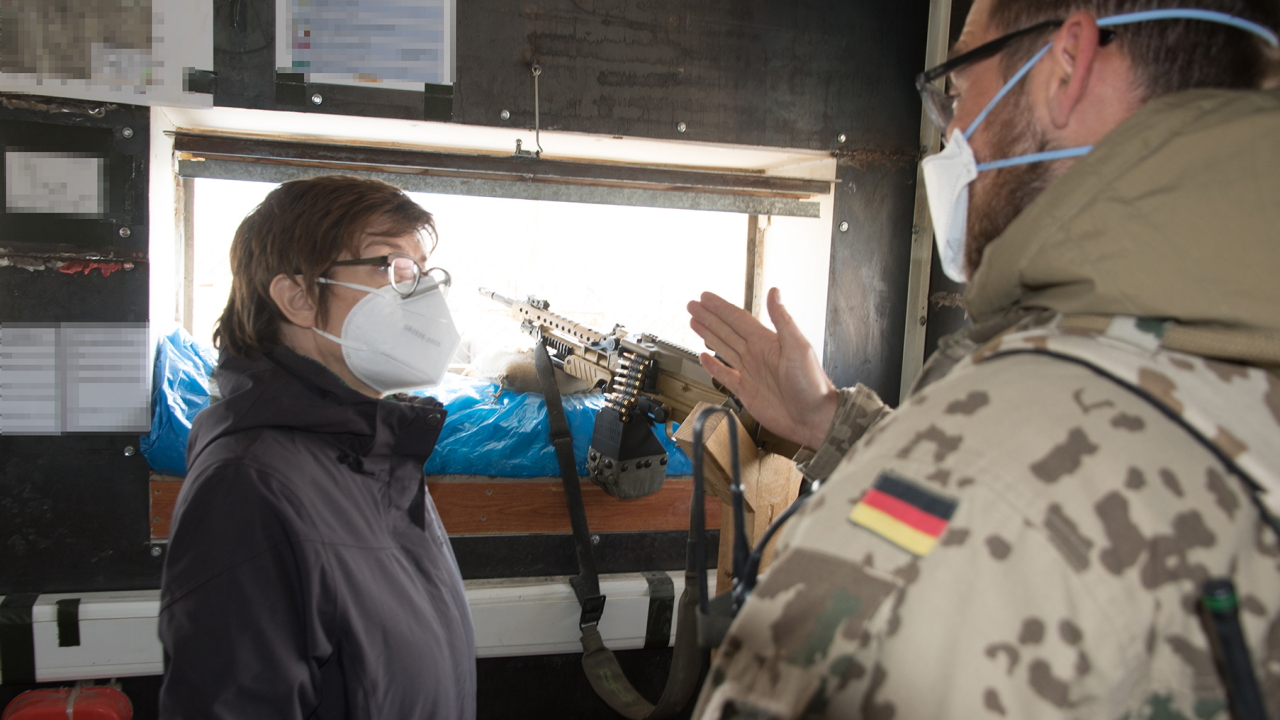 Bundesverteidigungsministerin Annegret Kramp-Karrenbauer spricht beim Afghanistan-Besuch mit einem Soldaten. | dpa