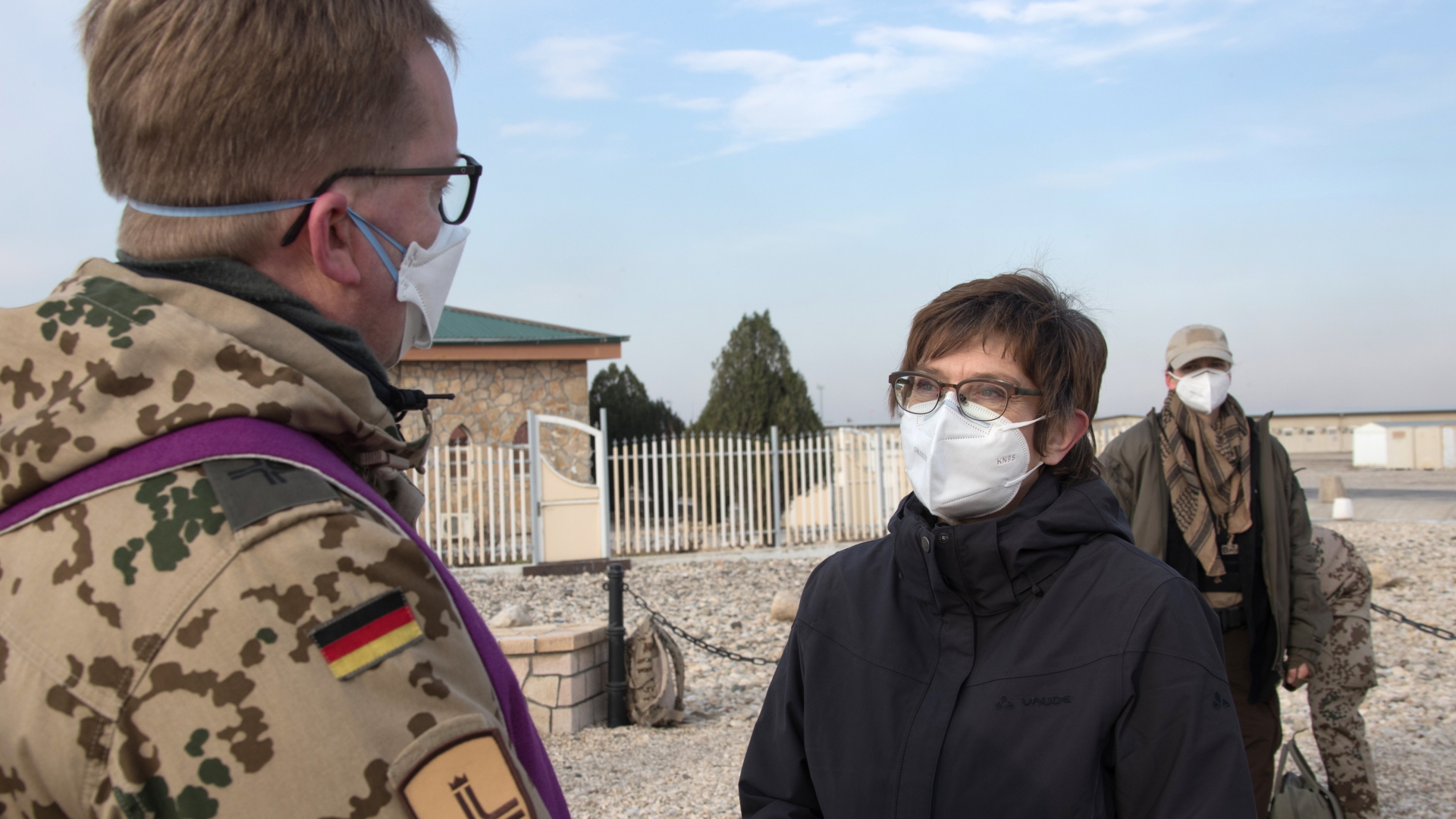 Annegret Kramp-Karrenbauer, Verteidigungsministerin (CDU), spricht mit mit einem Soldaten der Bundeswehr in Masar-i-Sharif. | dpa