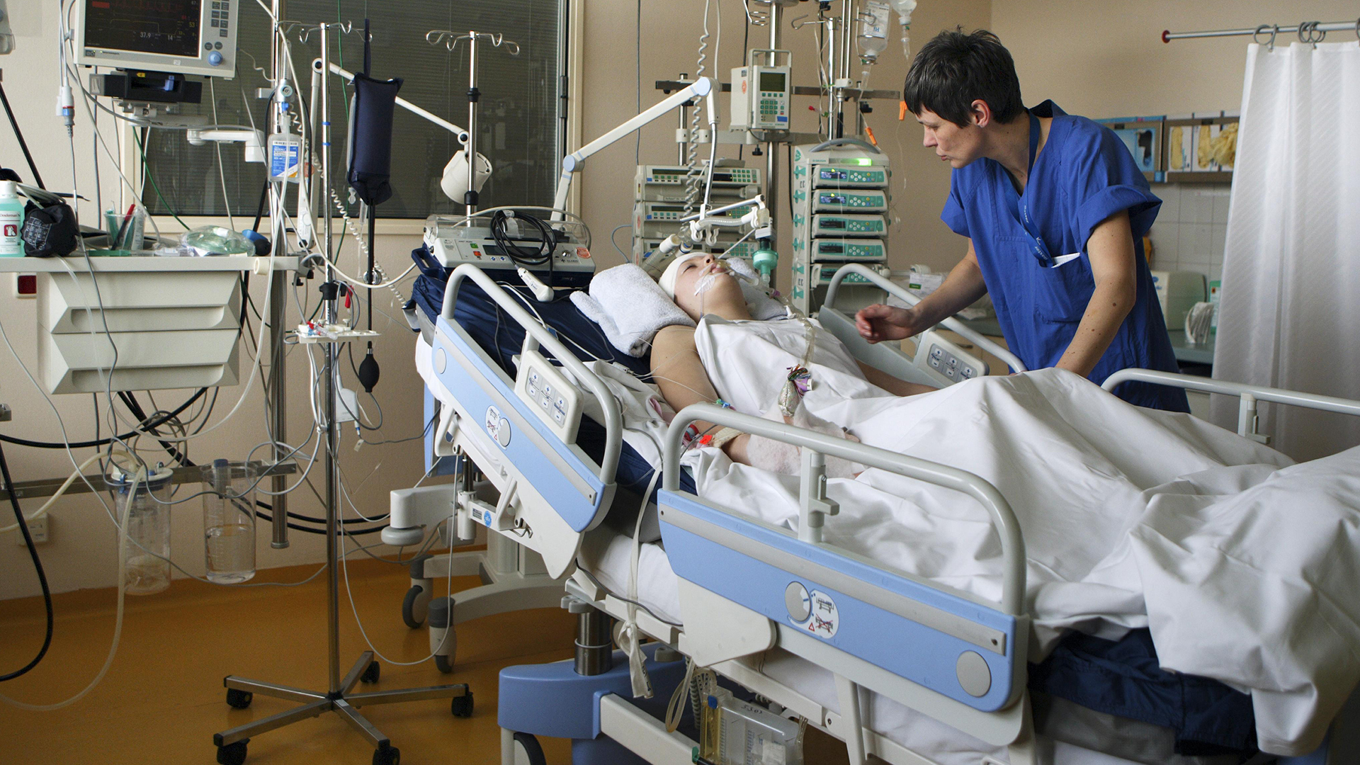 Pflegerin und Kind im Intensivzimmer eines Krankenhauses | picture alliance / imageBROKER