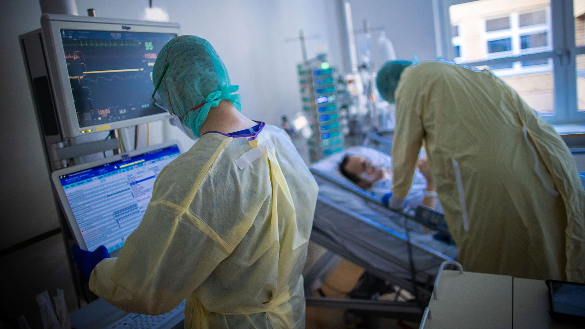 Pflegekräfte betreuen im besonders geschützten Teil der Intensivstation des Universitätsklinikums in Greifswald einen Covid-Patienten
