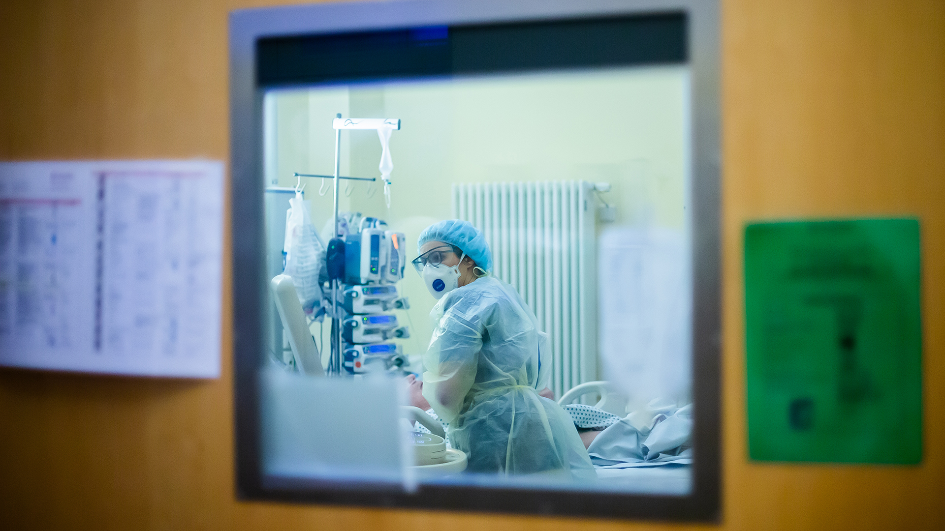 Eine Assistenzärztin betreut auf der Intensivstation des Gemeinschaftskrankenhauses Havelhöhe in Berlin einen Covid-19-Patienten | dpa