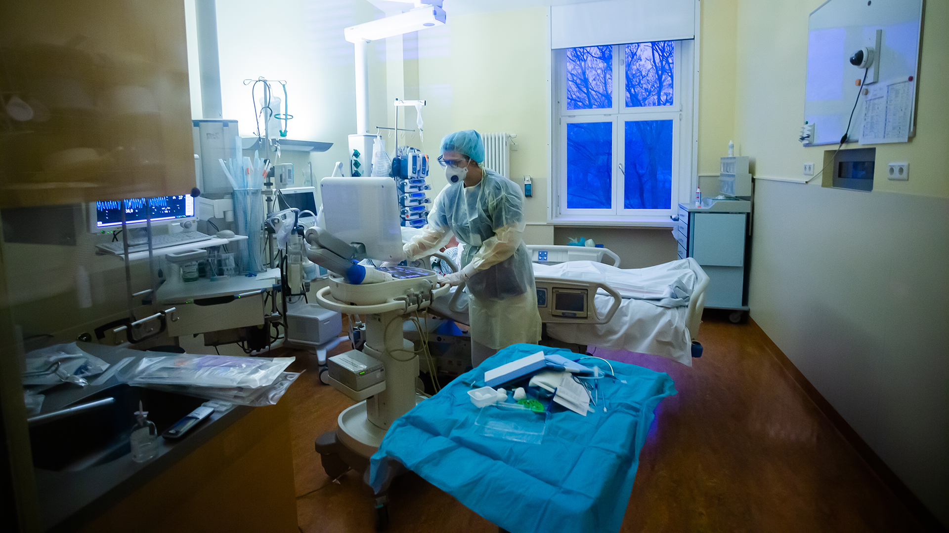 Eine Assistenzärztin betreut auf der Intensivstation des Gemeinschaftskrankenhauses Havelhöhe in Berlin einen Covid-19-Patienten