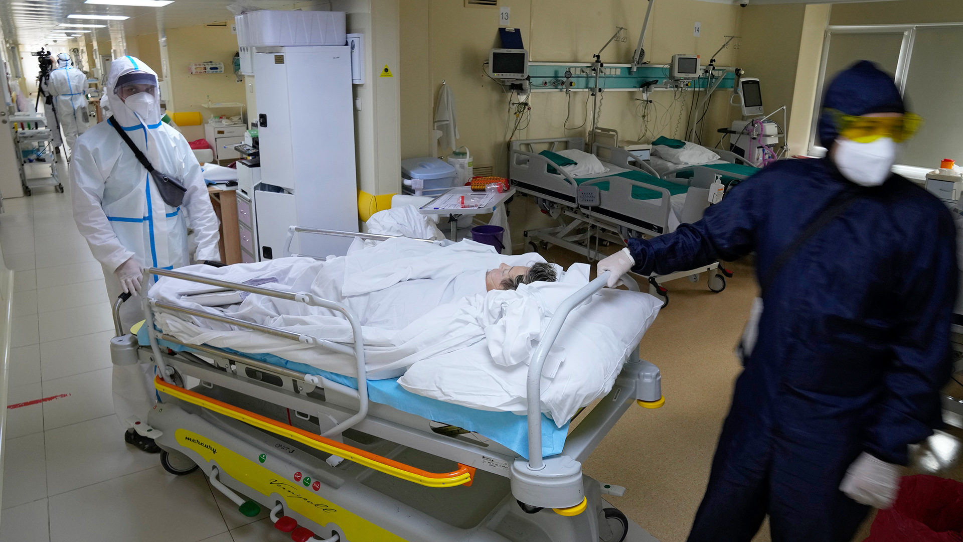 Medizinisches Personal in Schutzanzügen verlegt einen Corona-Patienten auf der Intensivstation des Moskauer Städtischen Klinischen Krankenhauses 52.  | dpa