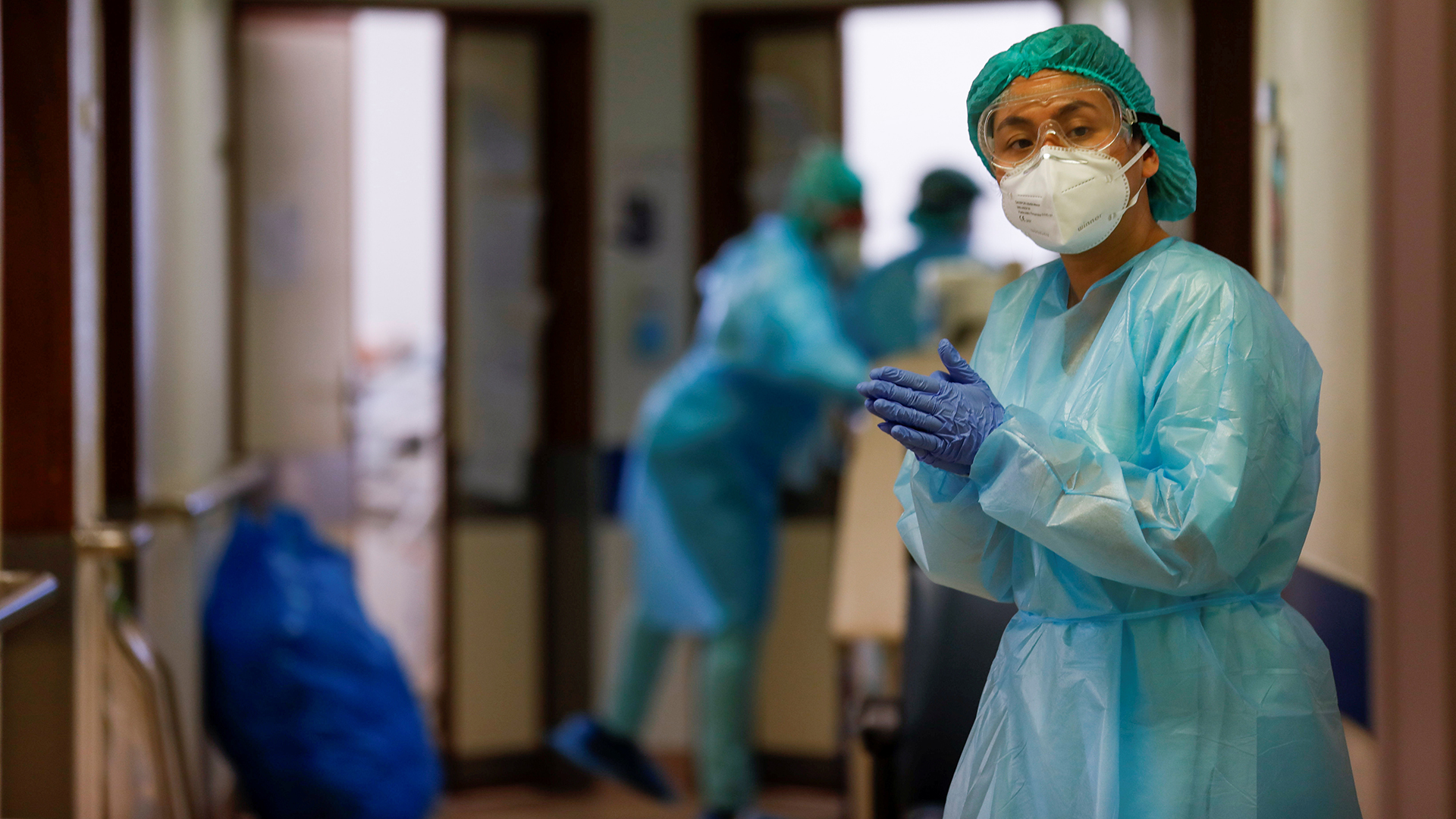 Krankenhauspersonal steht in einem Flur in einem Krankenhaus in Lissabon (Portugal) | REUTERS