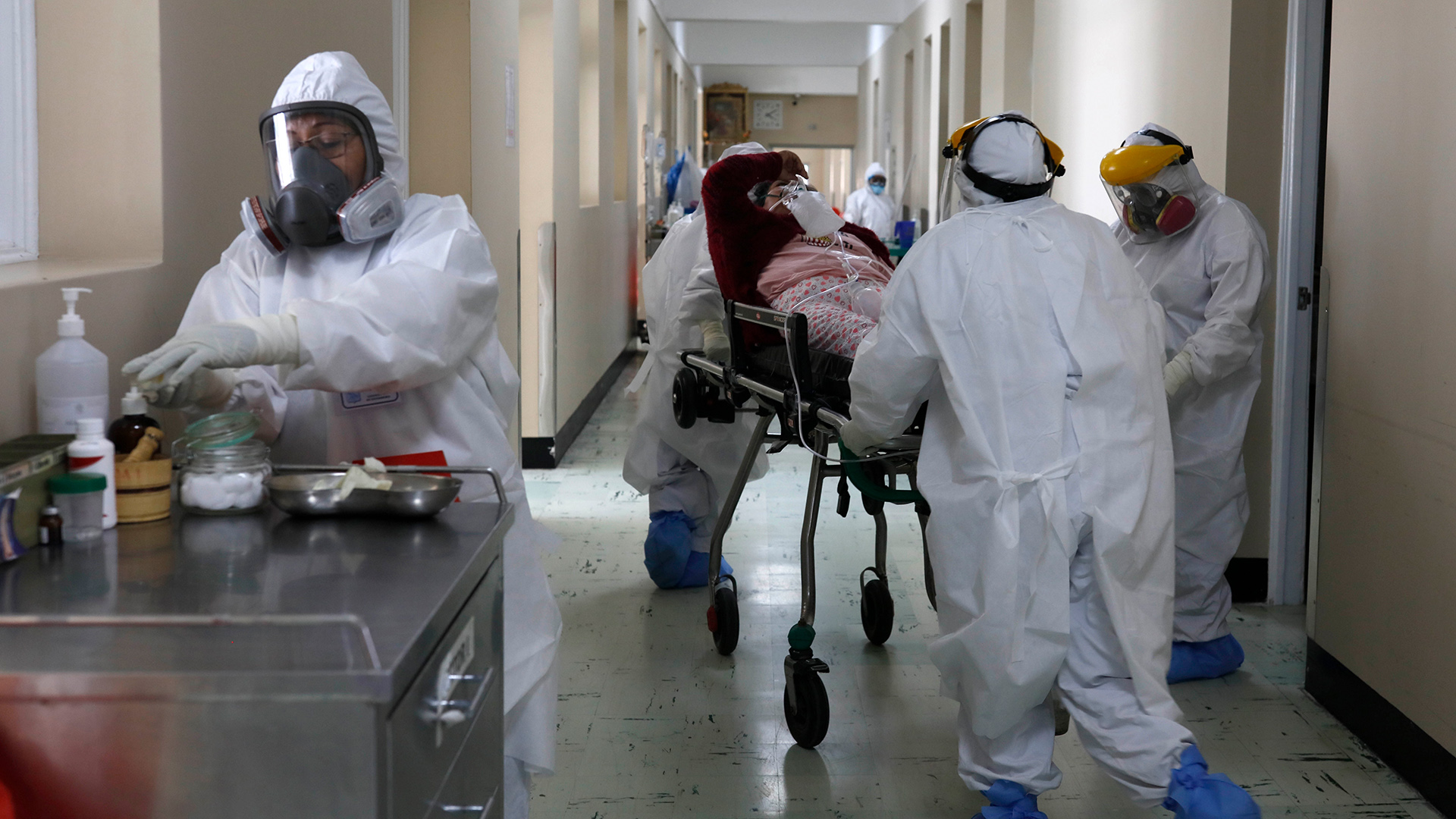 Mitarbeiter in Schutzkleidung in einem Krankenhaus in Arequipa, Peru. | picture alliance / ASSOCIATED PR